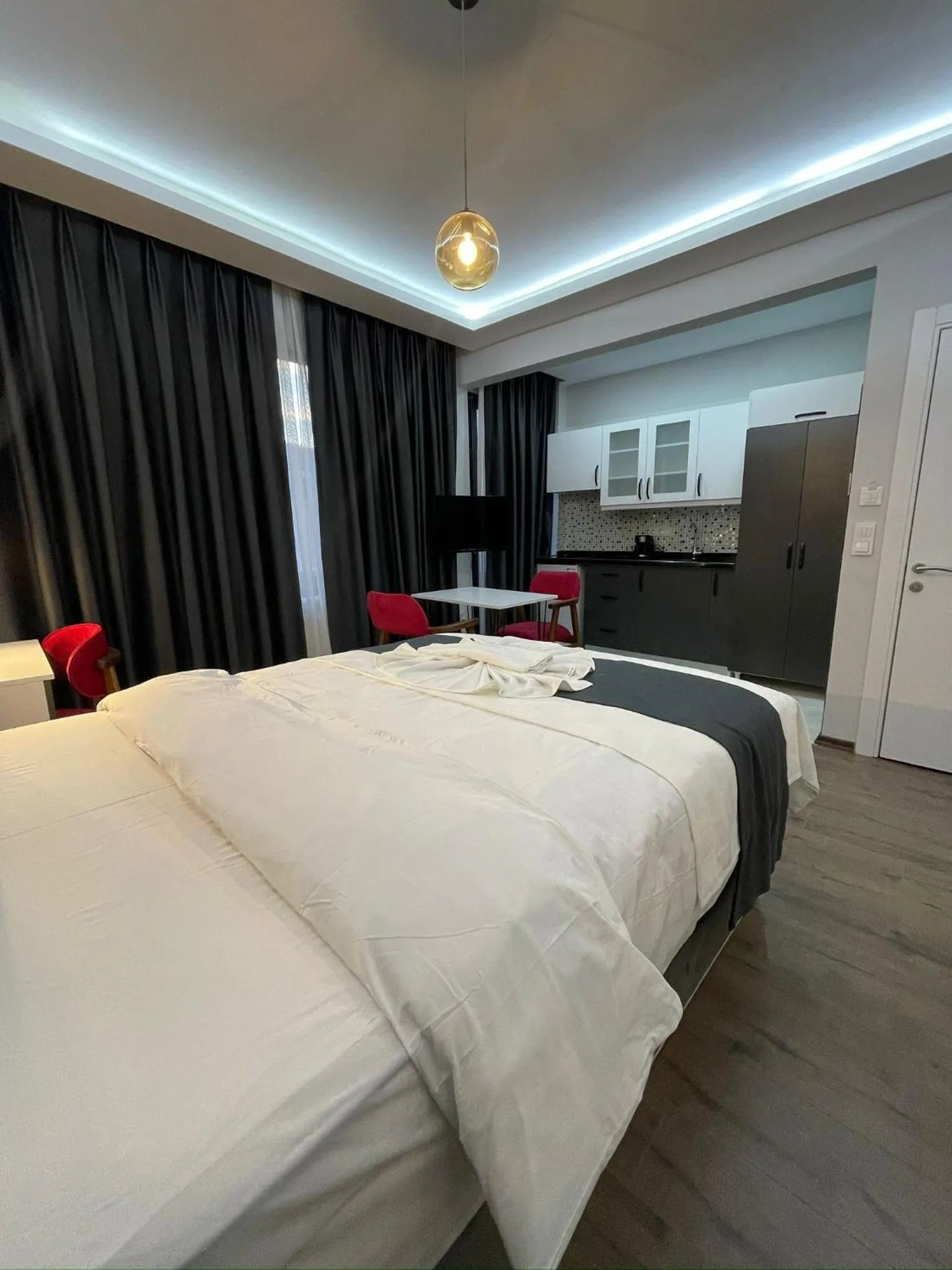 Photo of the whole room, Bed in Fabesco Suite