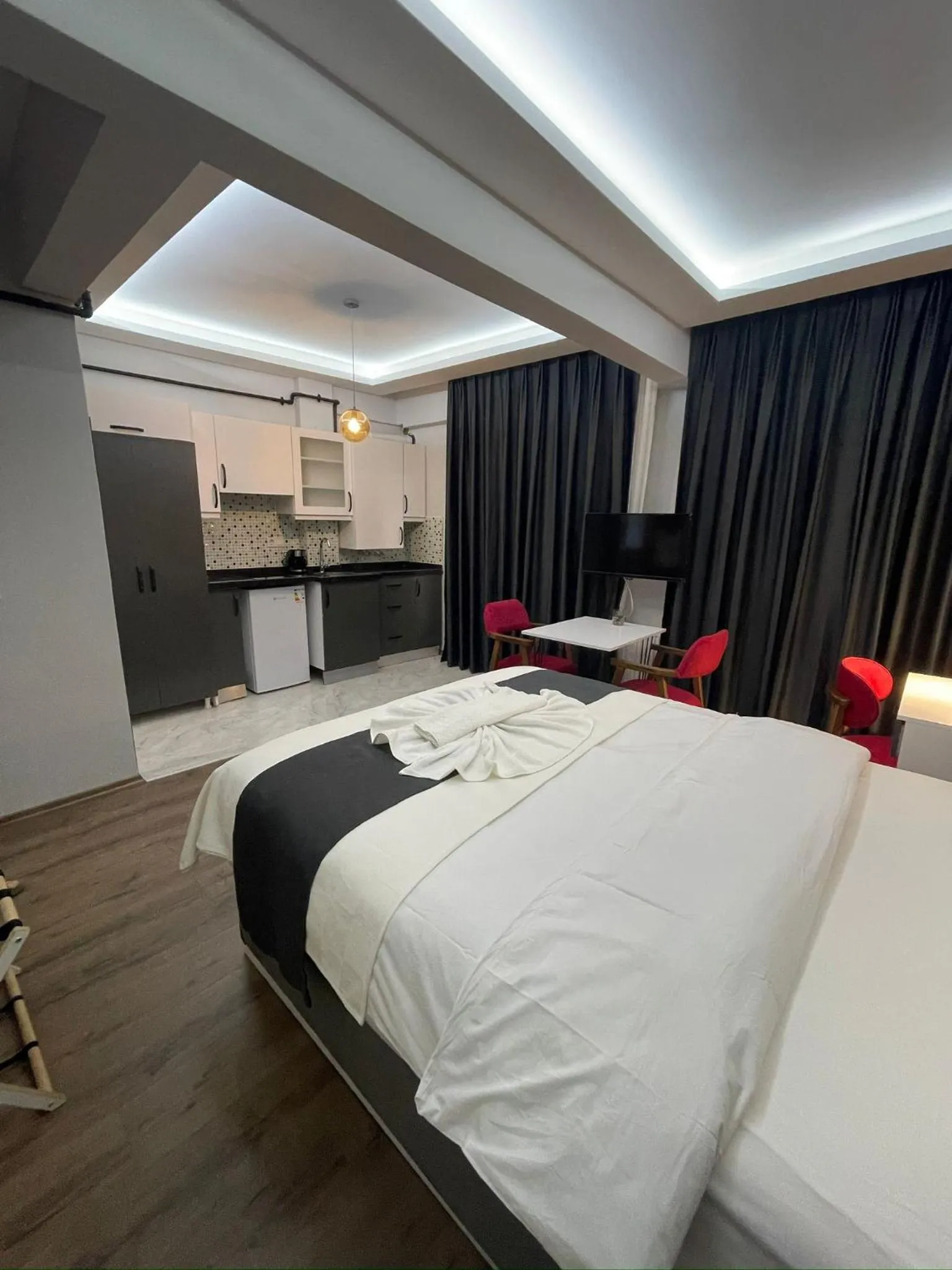 Photo of the whole room, Bed in Fabesco Suite