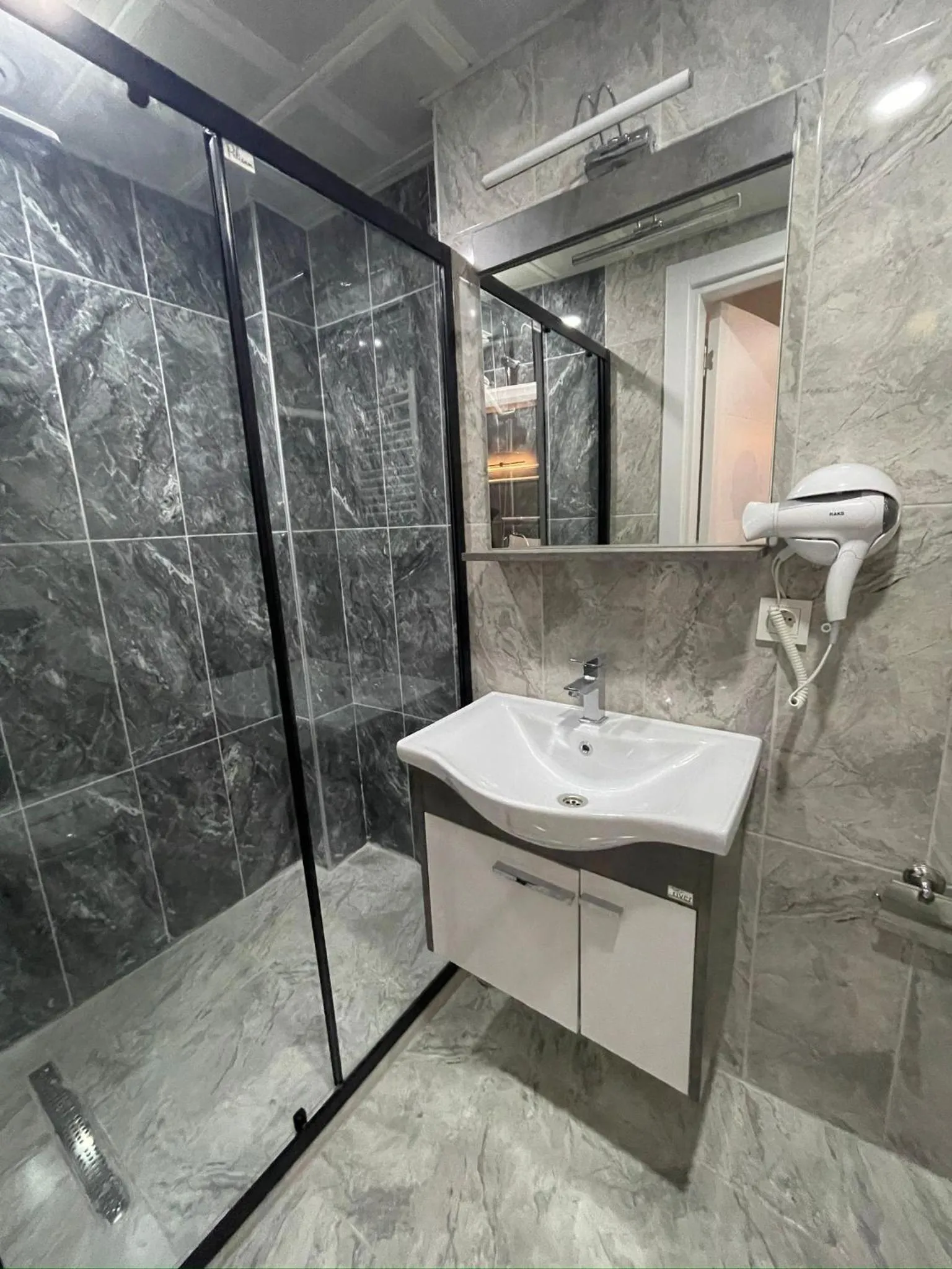 Shower in Fabesco Suite