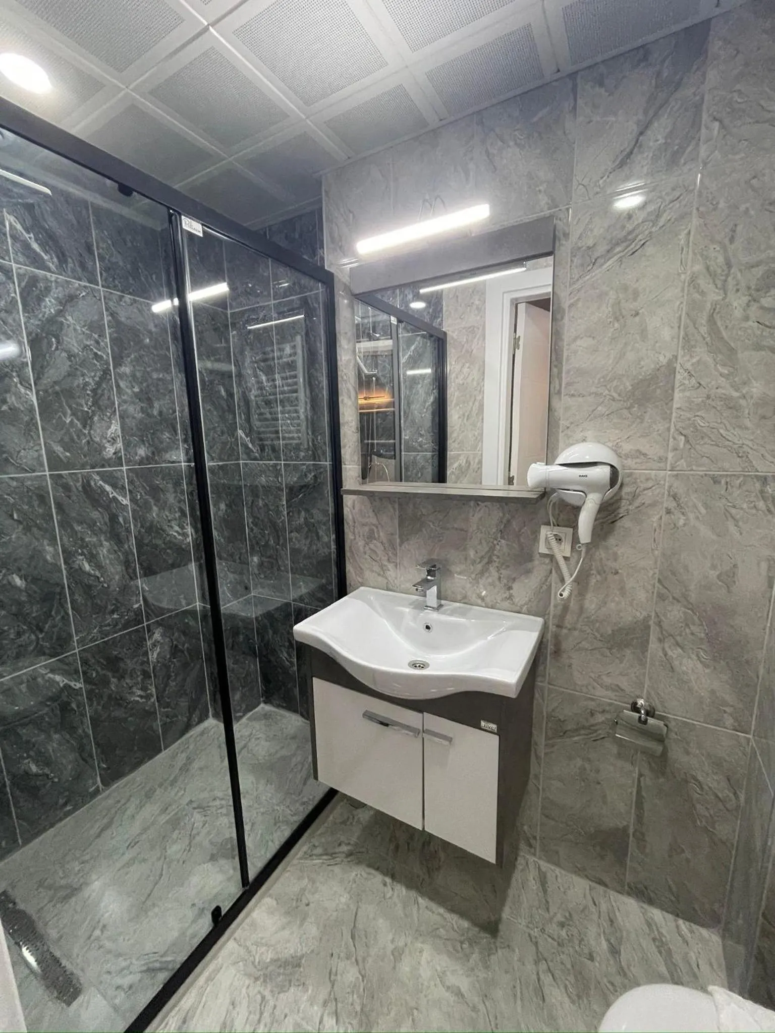 Shower in Fabesco Suite