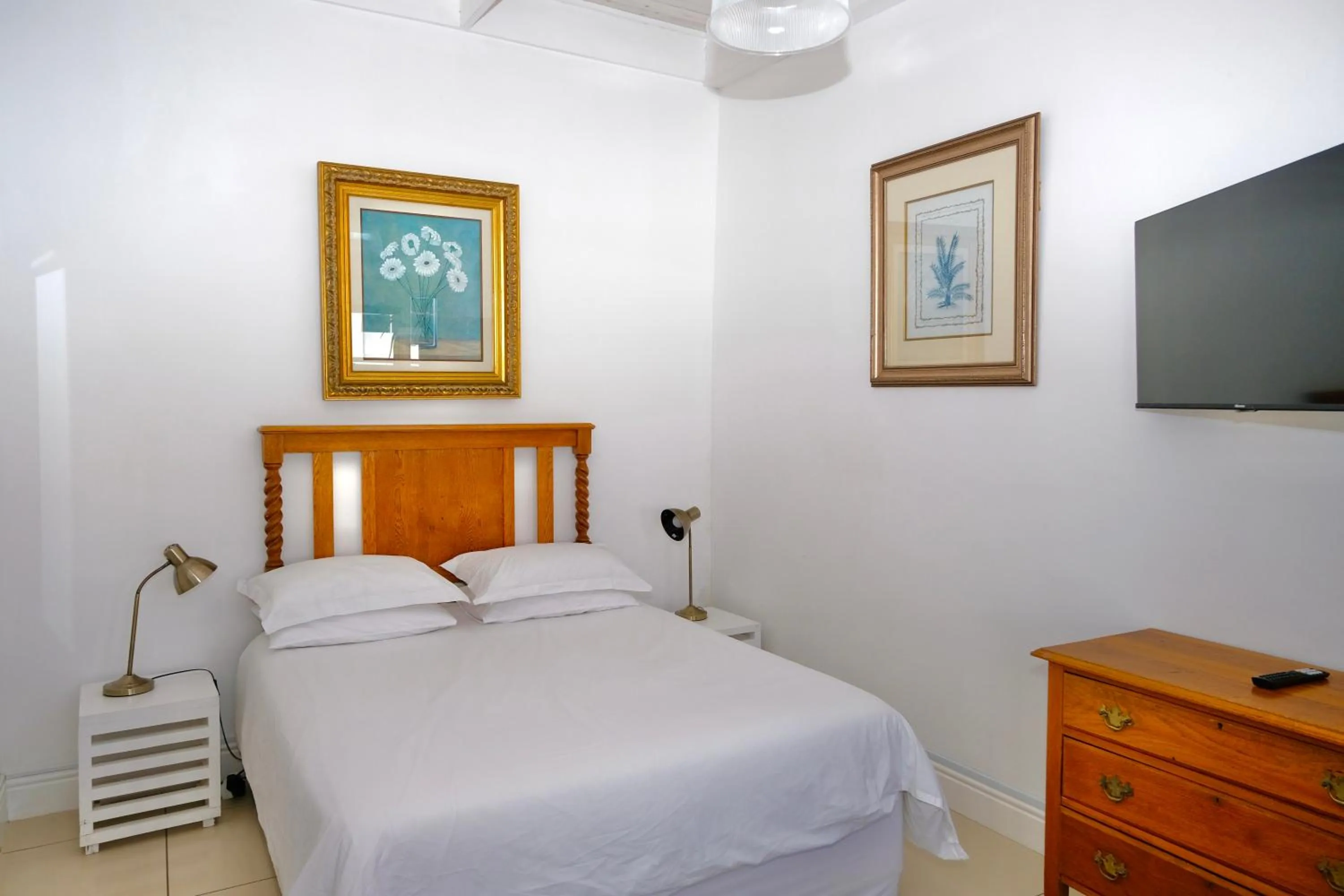 Photo of the whole room, Bed in Paternoster Place