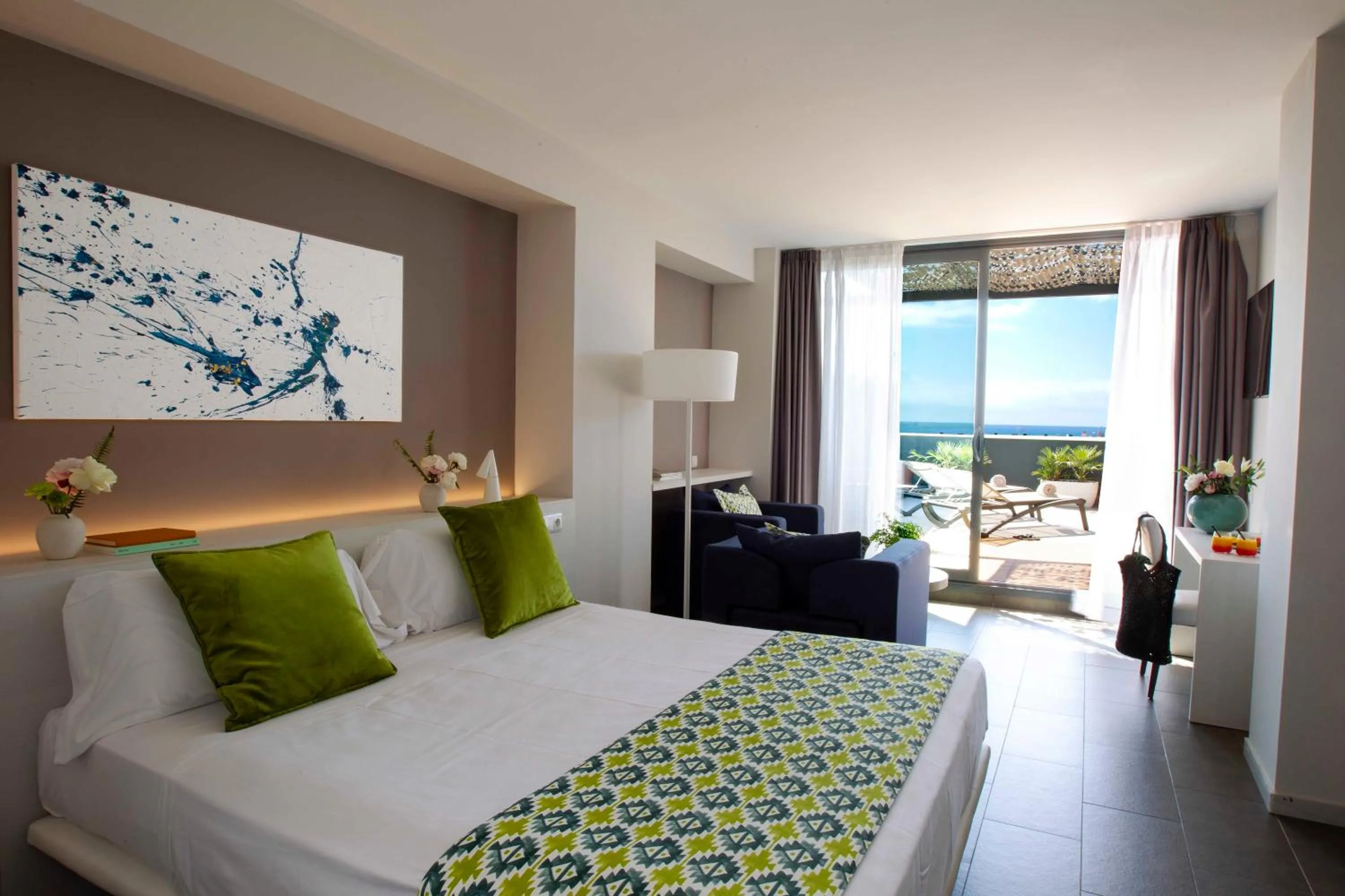 Balcony/Terrace, Bed in Altafulla Mar Hotel