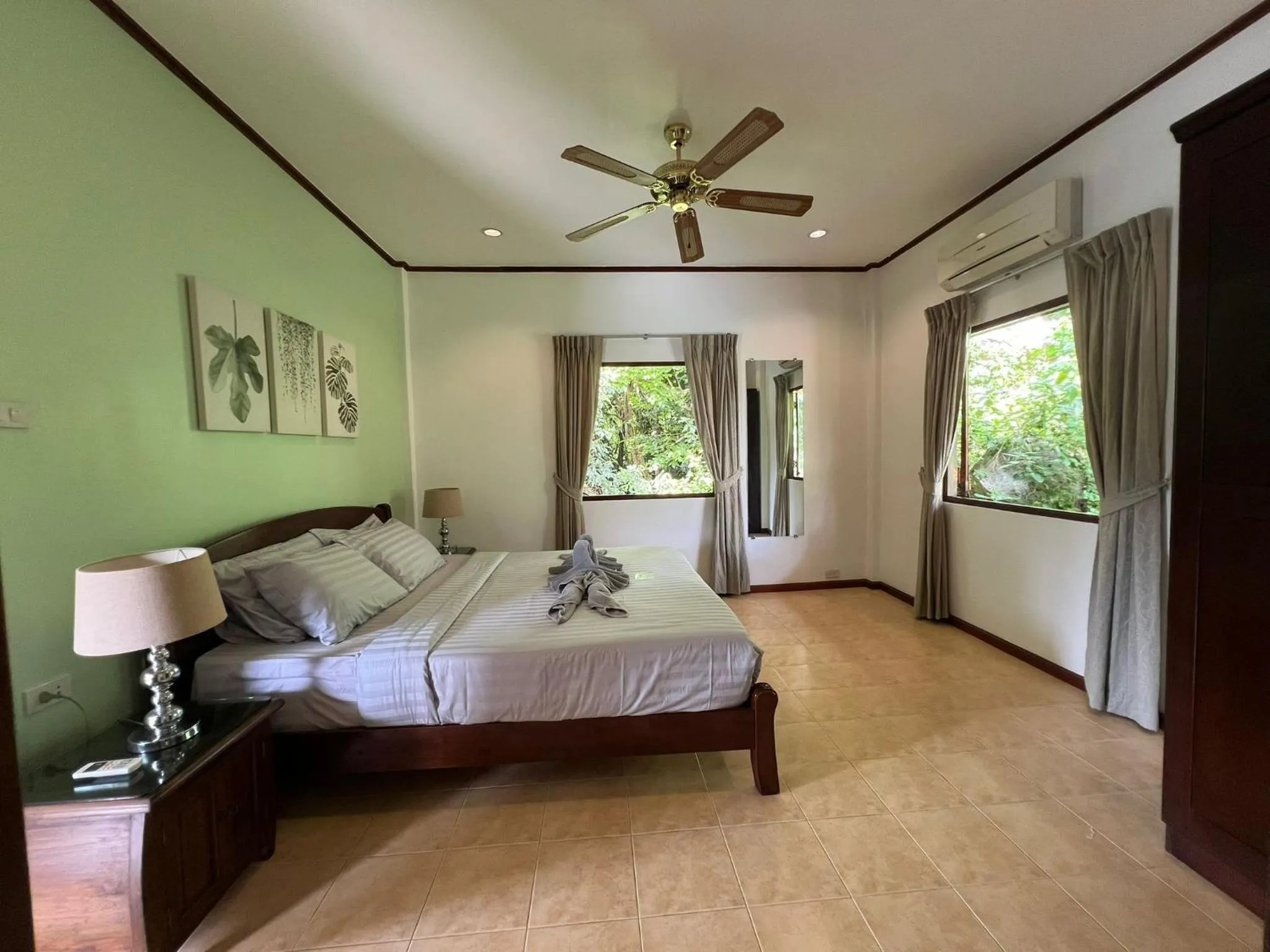 Bed in Woodlawn Villas Resort