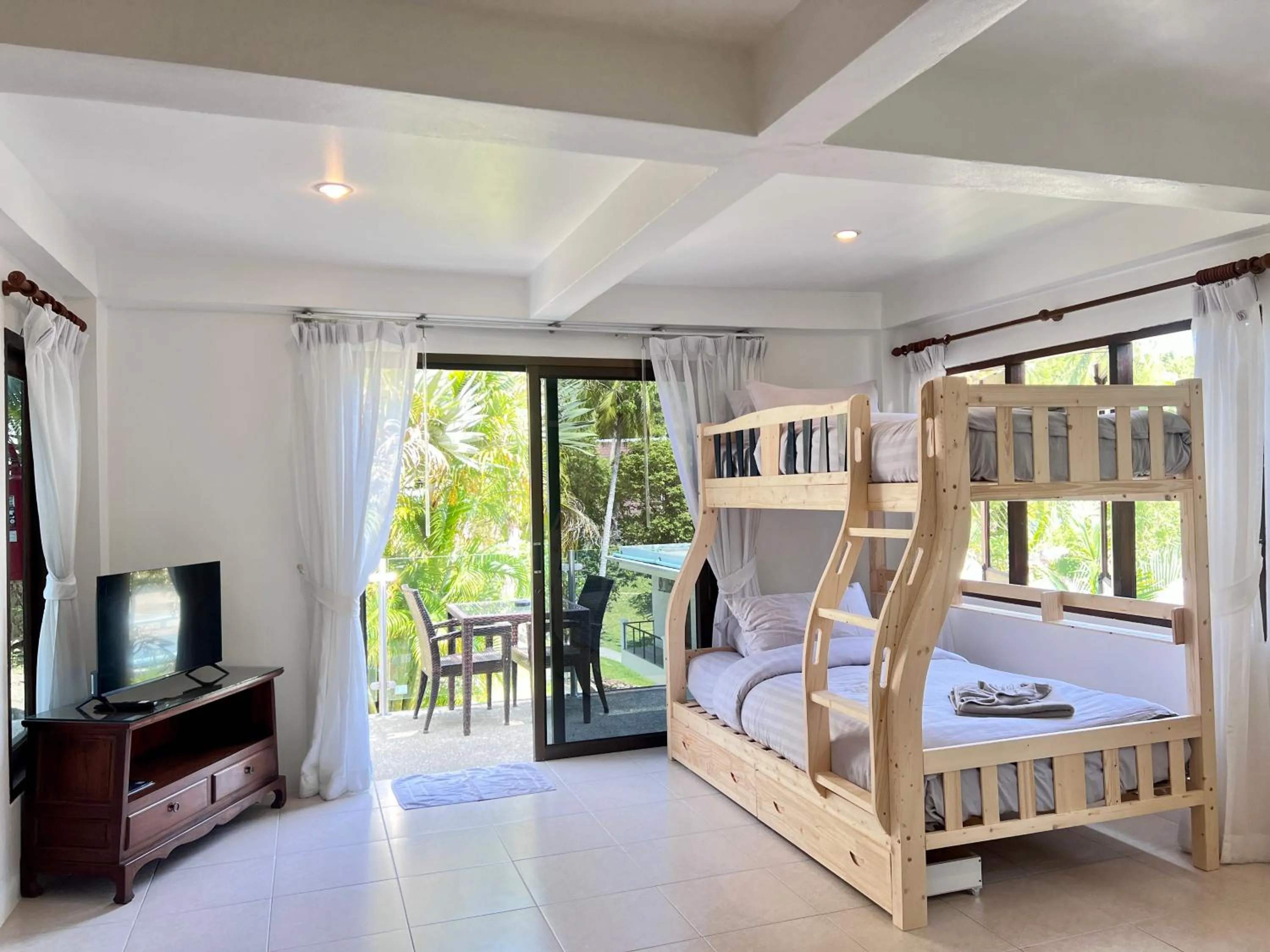 Living room, Bed in Woodlawn Villas Resort