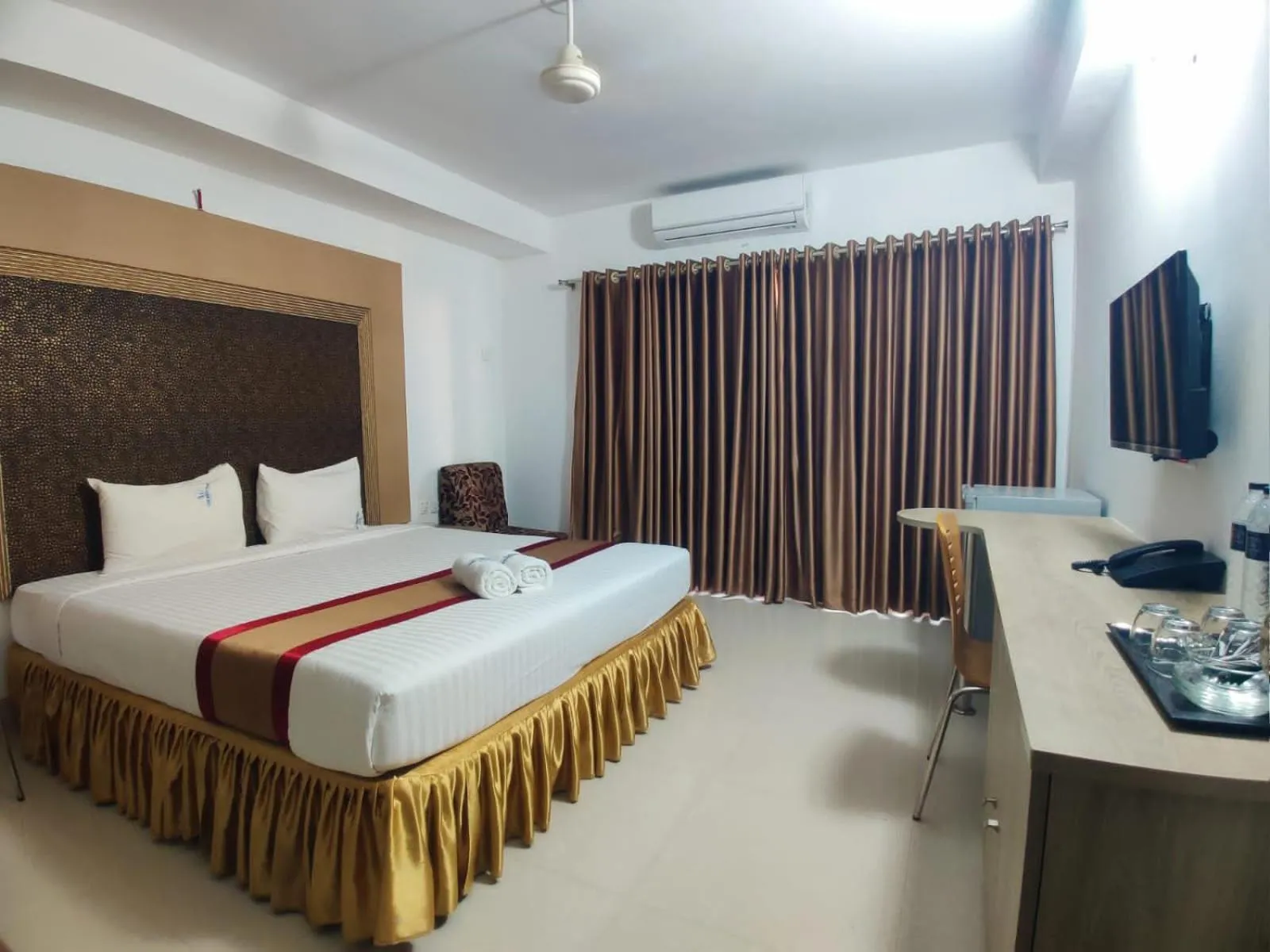 Bed in Cox West Inn