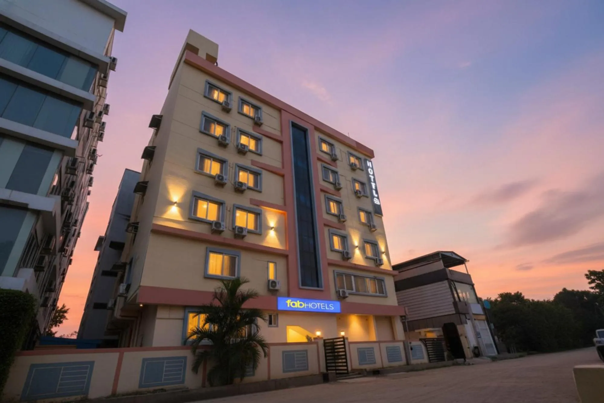 FabHotel N Residency - 350m from Yashoda Hospital, Hitech City