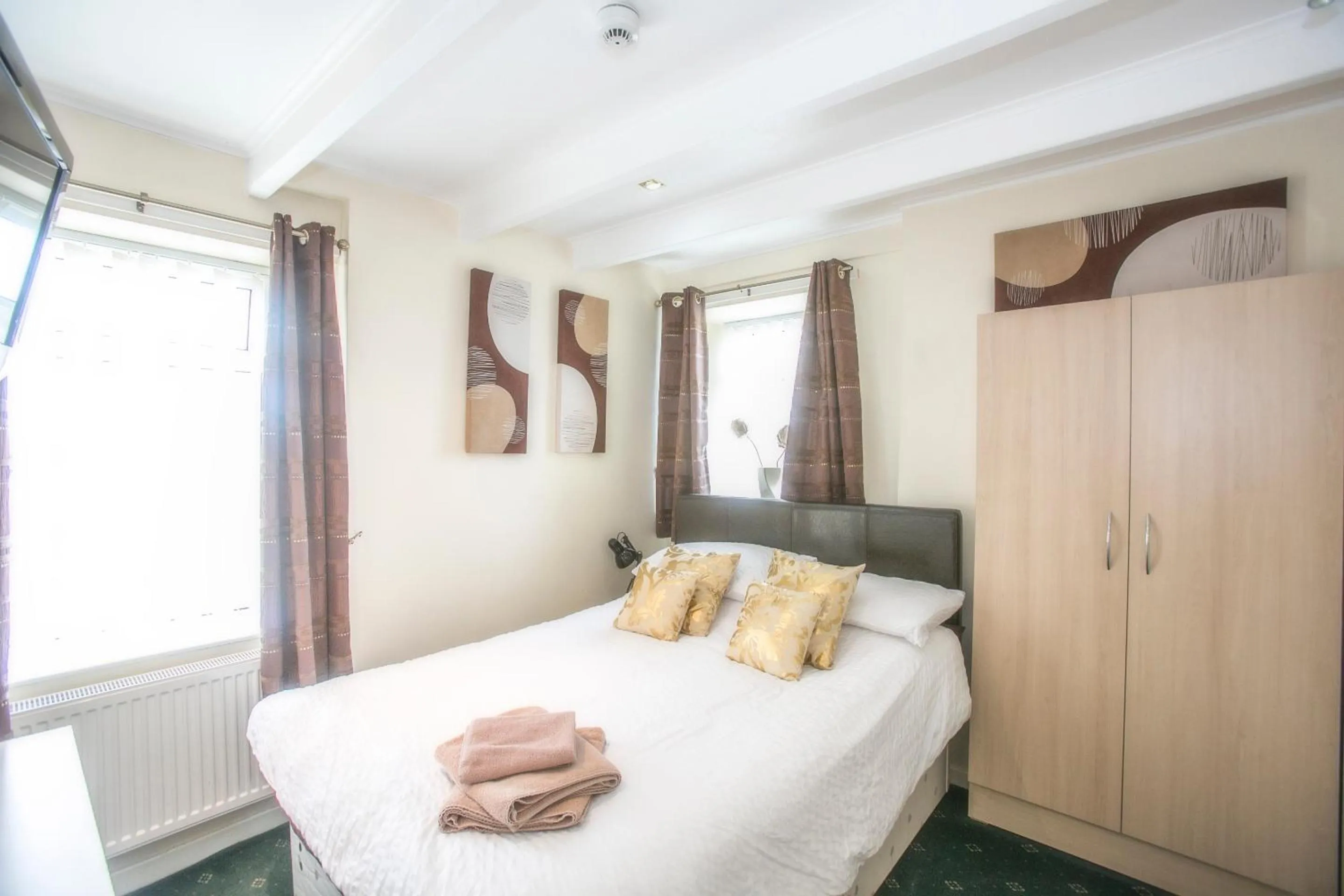 Photo of the whole room, Bed in The Brown Horse Hotel