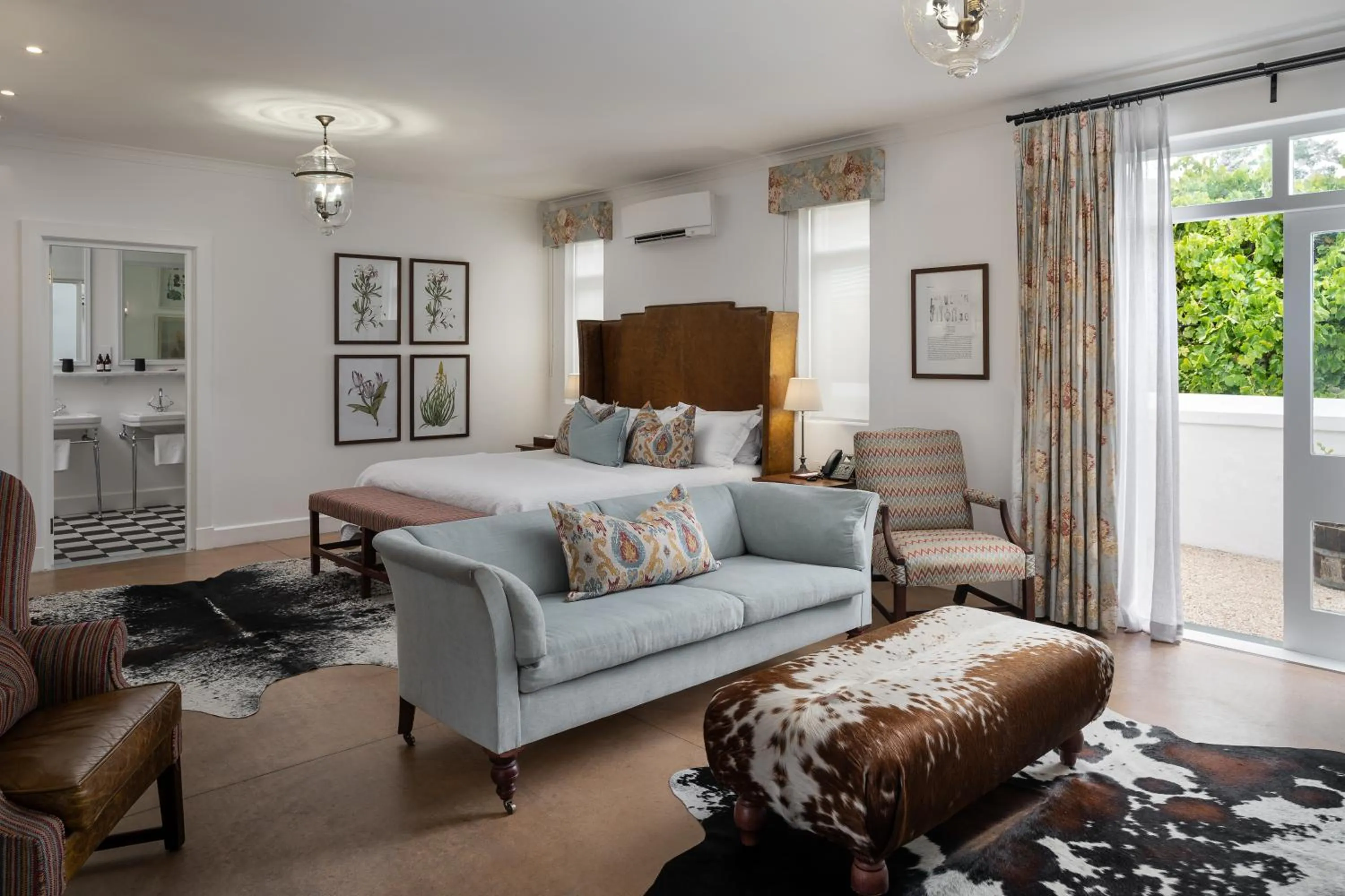 Seating area, Bed in Drostdy Hotel