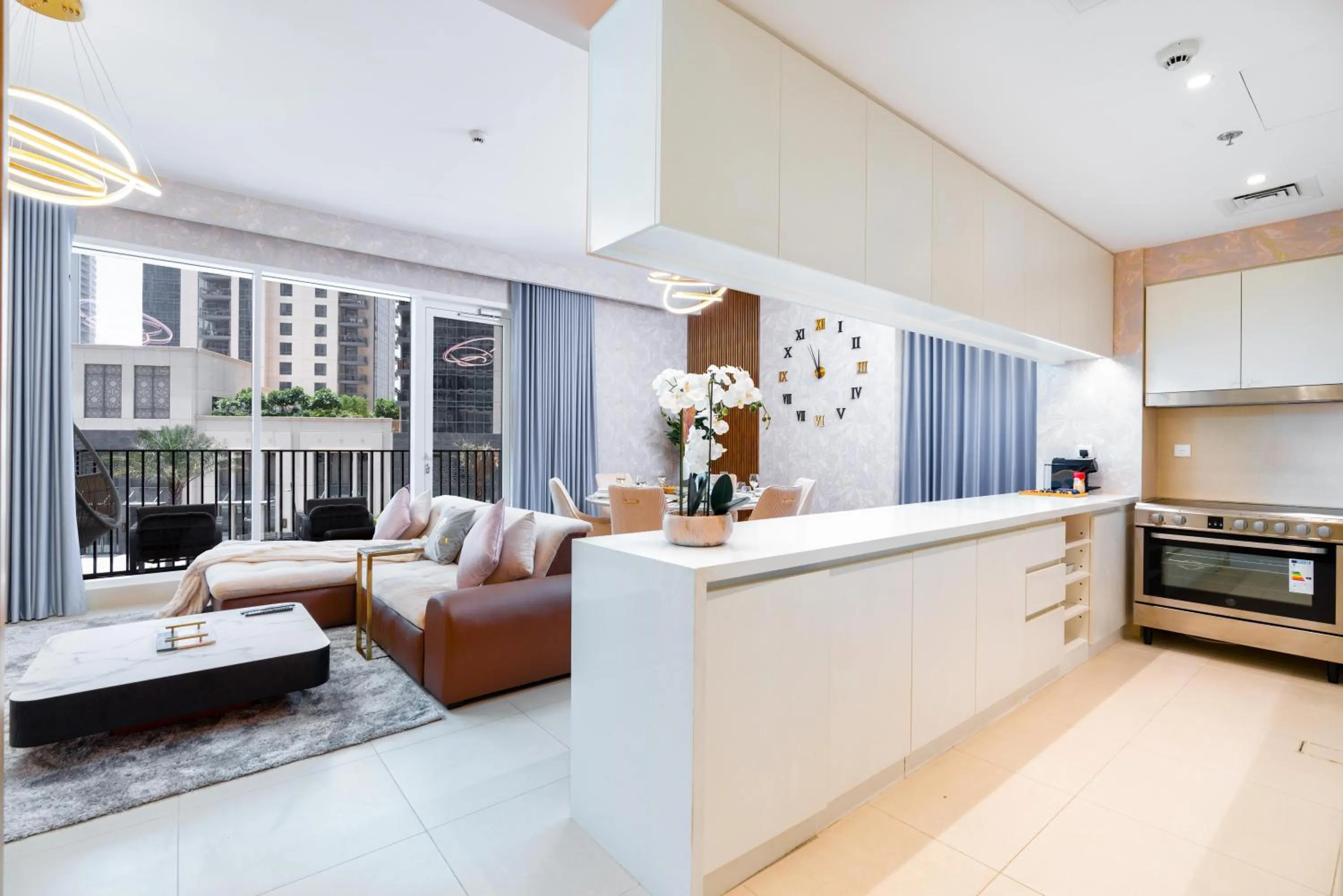 Kitchen or kitchenette in Globalstay Creek Horizon Modern Apartments