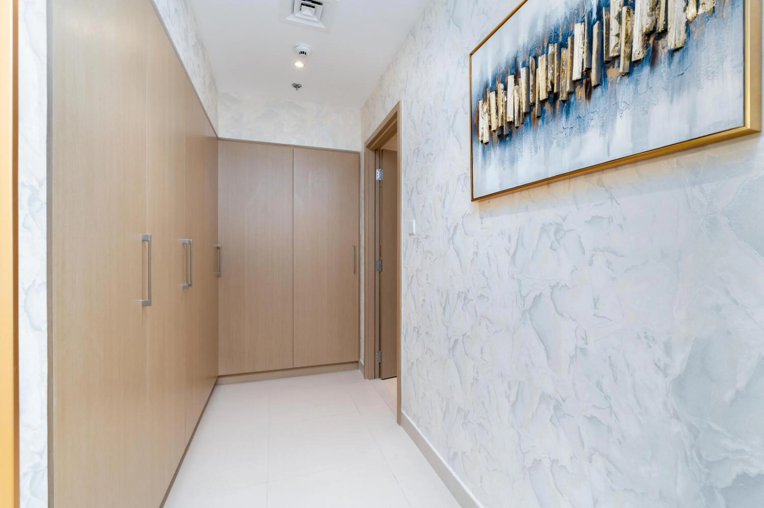 wardrobe in Globalstay Creek Horizon Modern Apartments