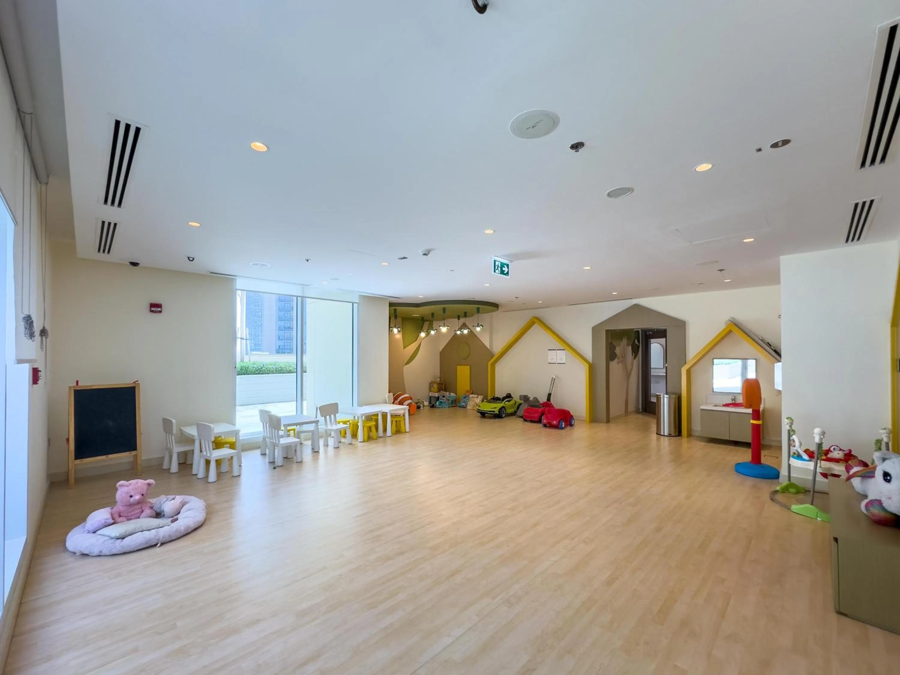 Communal lounge/ TV room in Globalstay Creek Horizon Modern Apartments