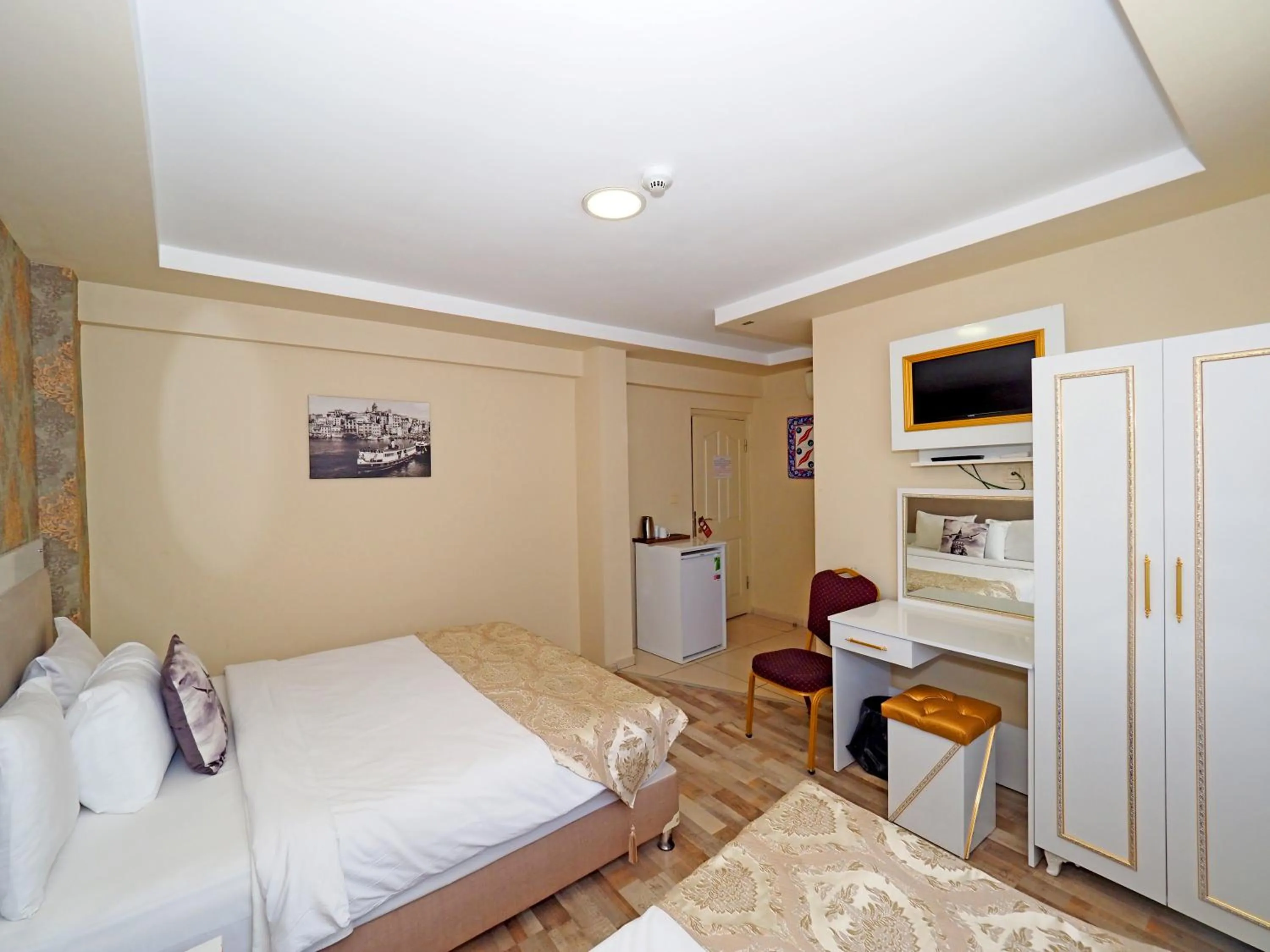 Photo of the whole room in Nagehan Hotel Old City