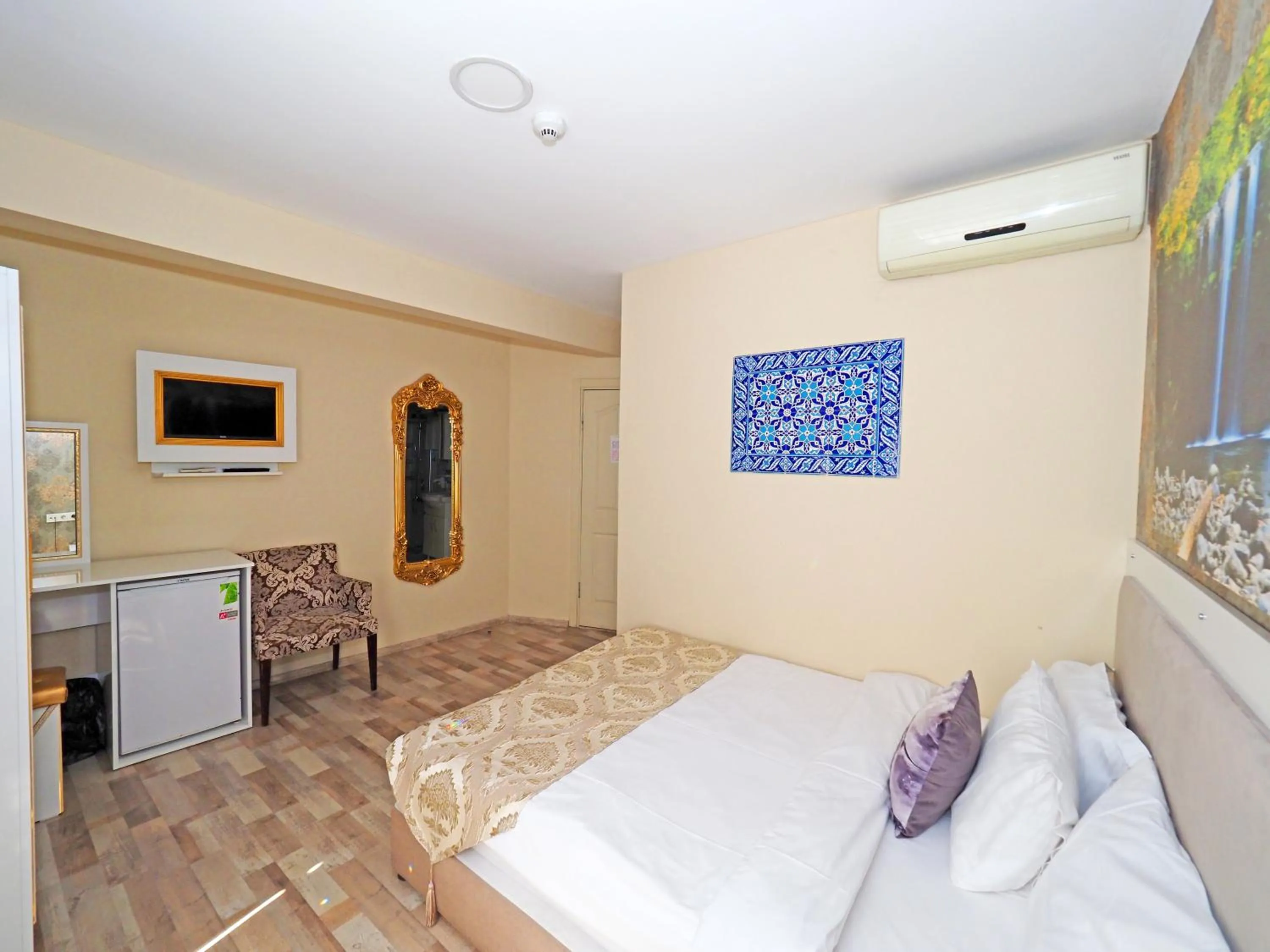 Photo of the whole room in Nagehan Hotel Old City