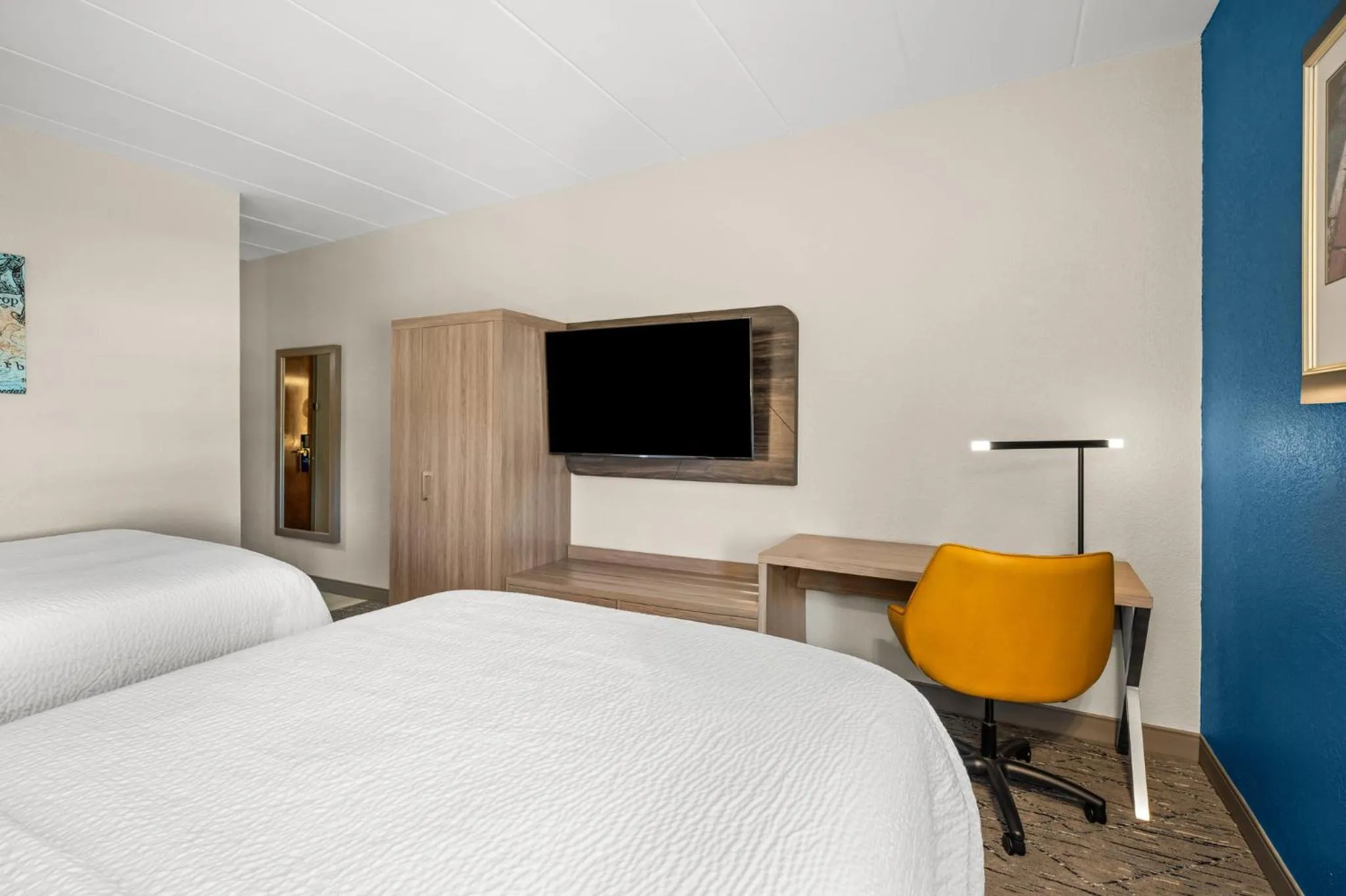 Photo of the whole room, Bed in Holiday Inn Express Boston North-Woburn by IHG