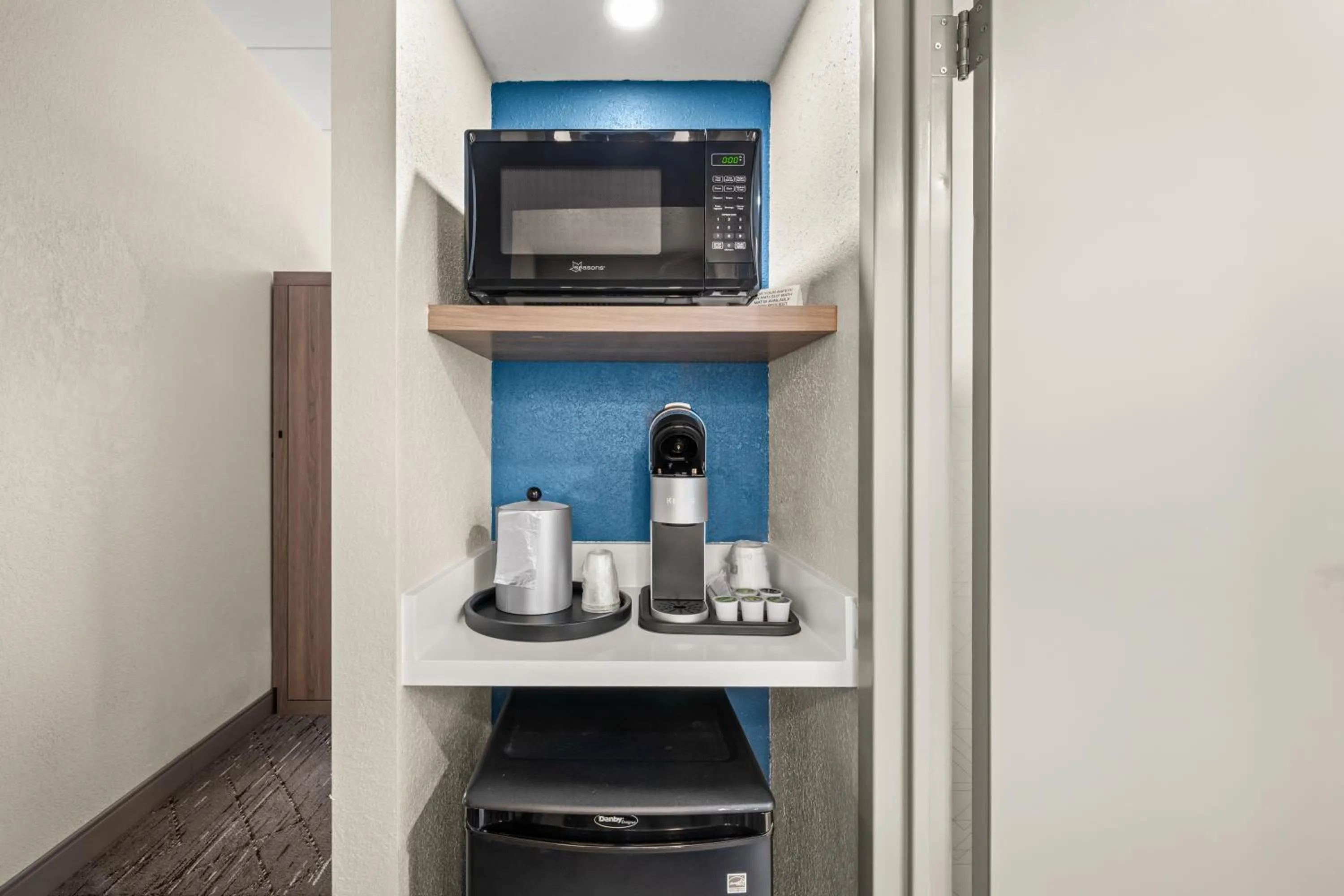 microwave in Holiday Inn Express Boston North-Woburn by IHG