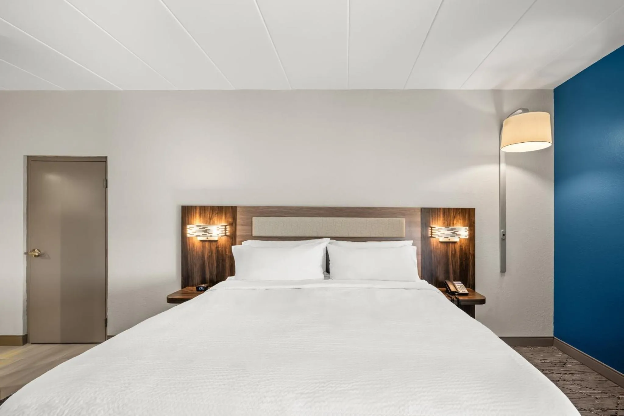 Photo of the whole room, Bed in Holiday Inn Express Boston North-Woburn by IHG