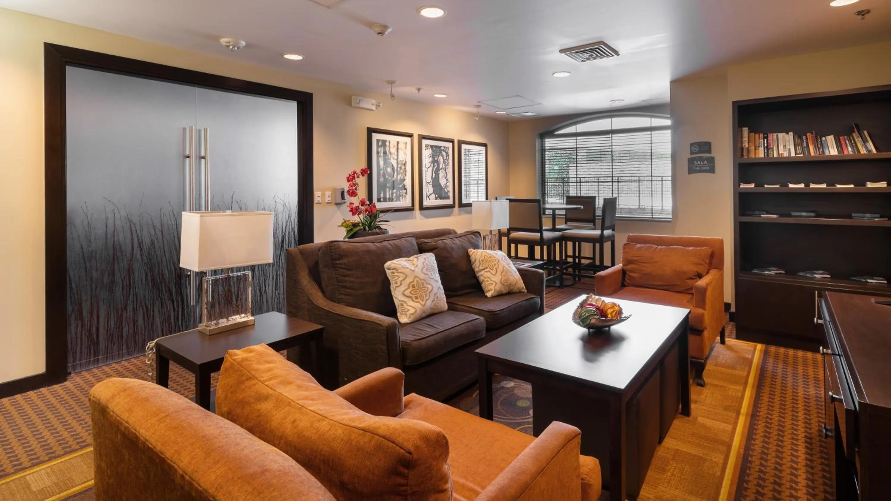 Communal lounge/ TV room in Staybridge Suites Chihuahua by IHG