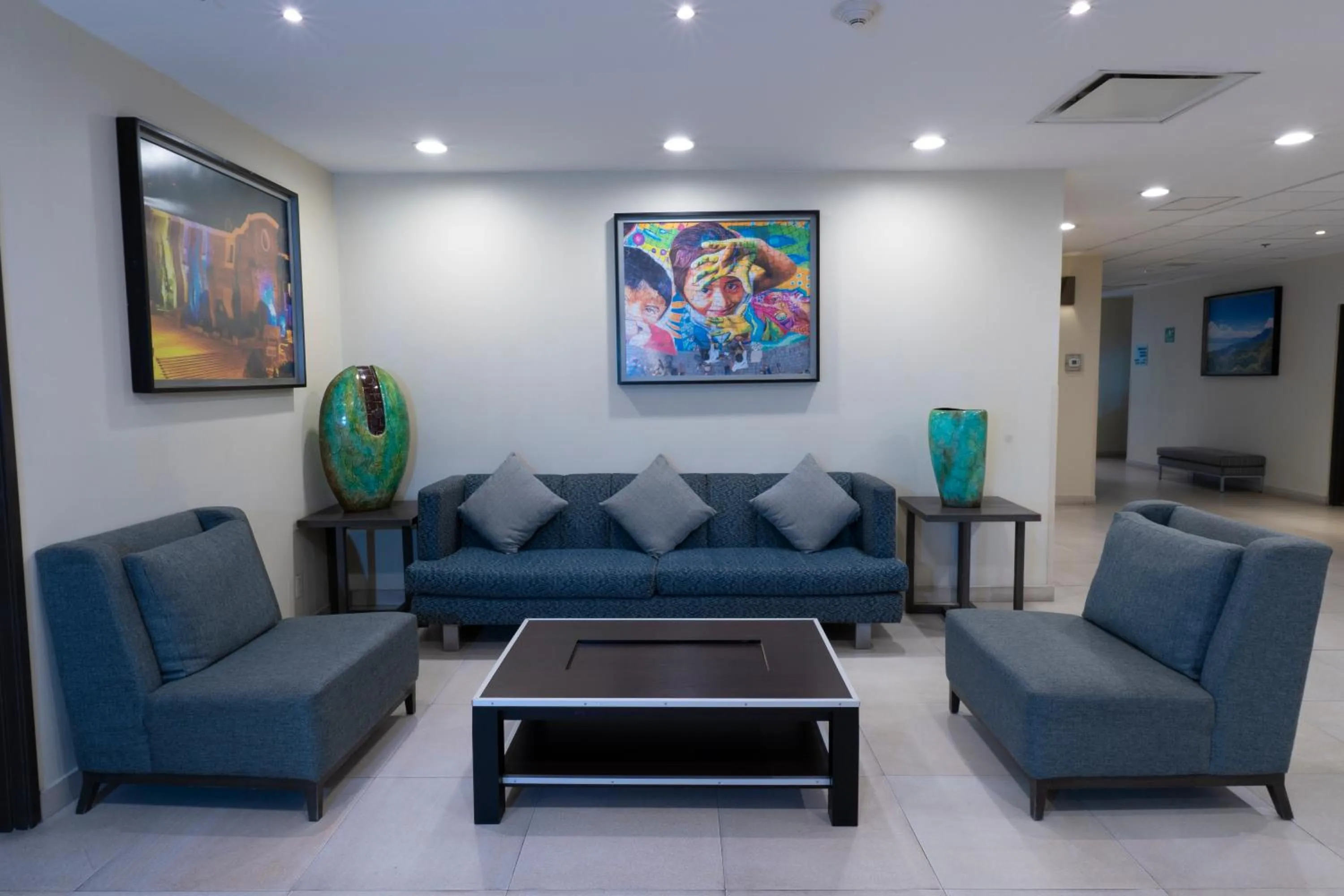 Living room in Holiday Inn Express Guadalajara Aeropuerto by IHG