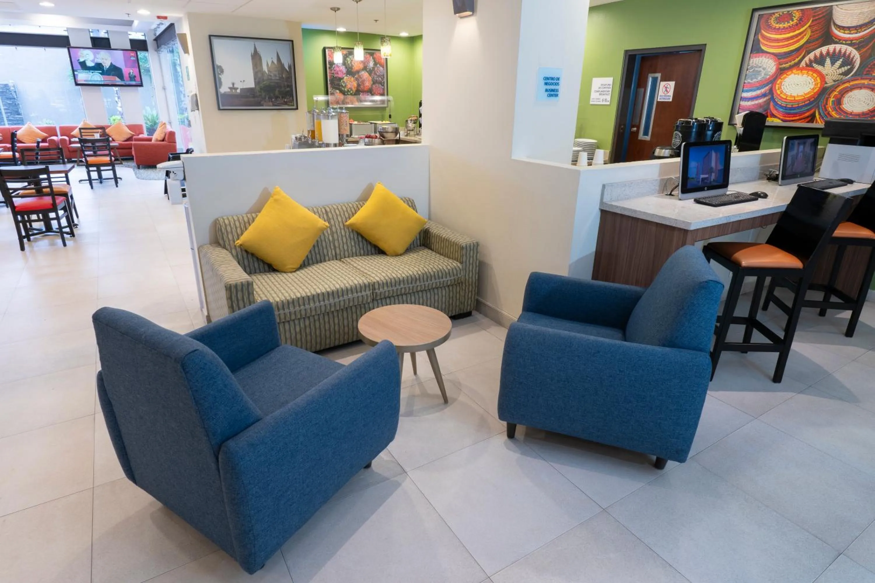 Living room in Holiday Inn Express Guadalajara Aeropuerto by IHG