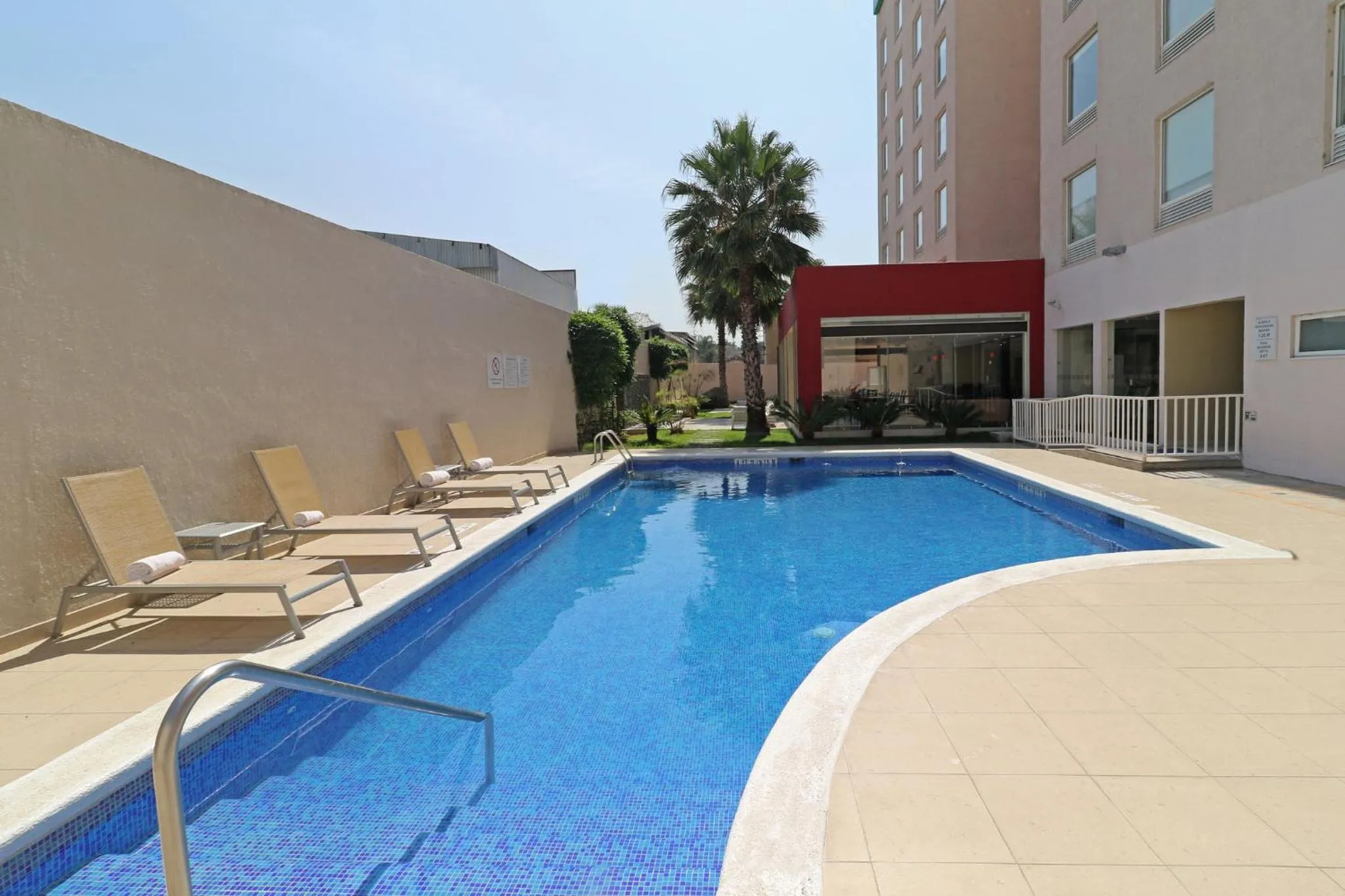Swimming pool in Holiday Inn Express Guadalajara Aeropuerto by IHG