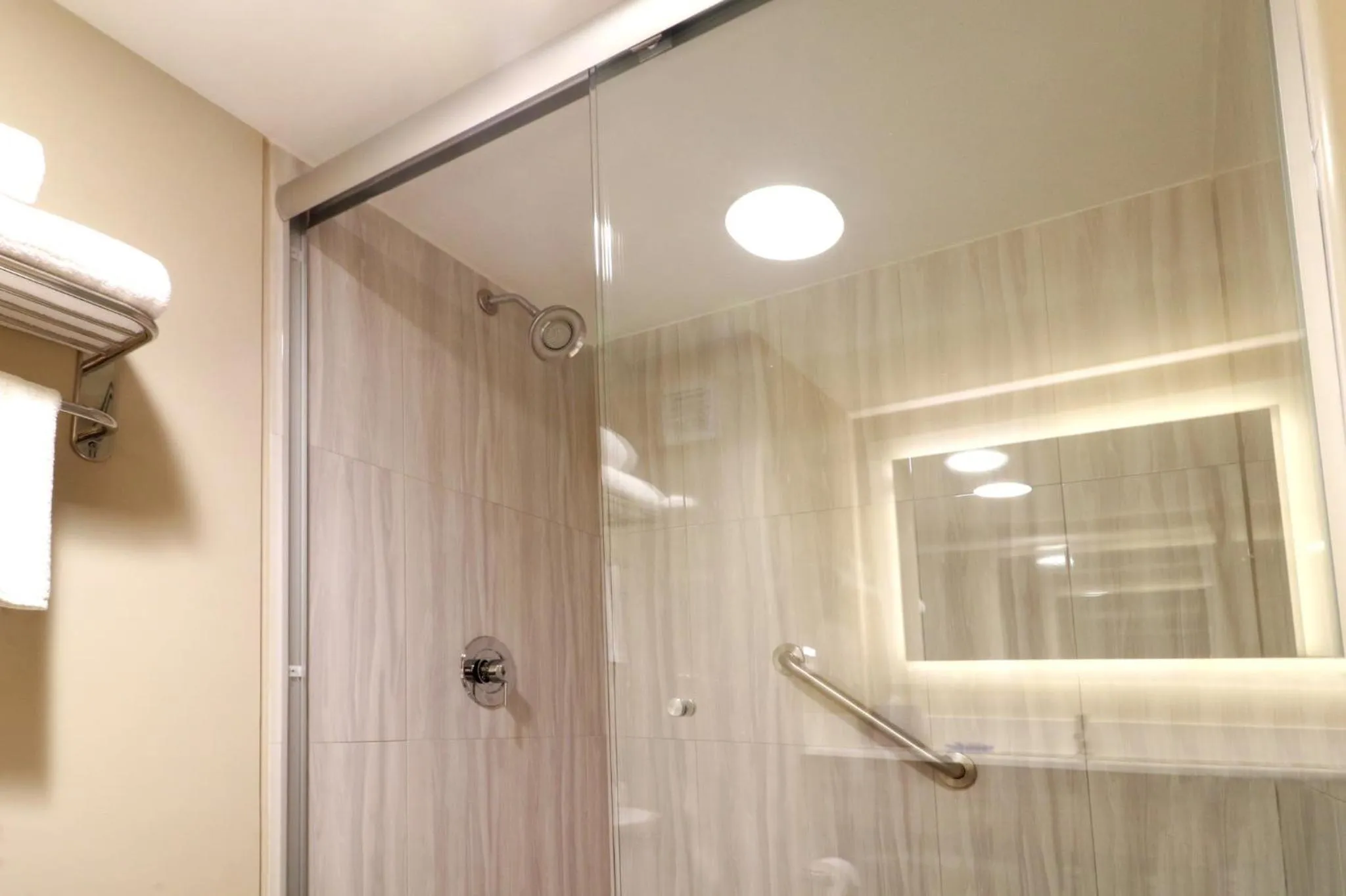 Bathroom in Holiday Inn Express Guadalajara Aeropuerto by IHG