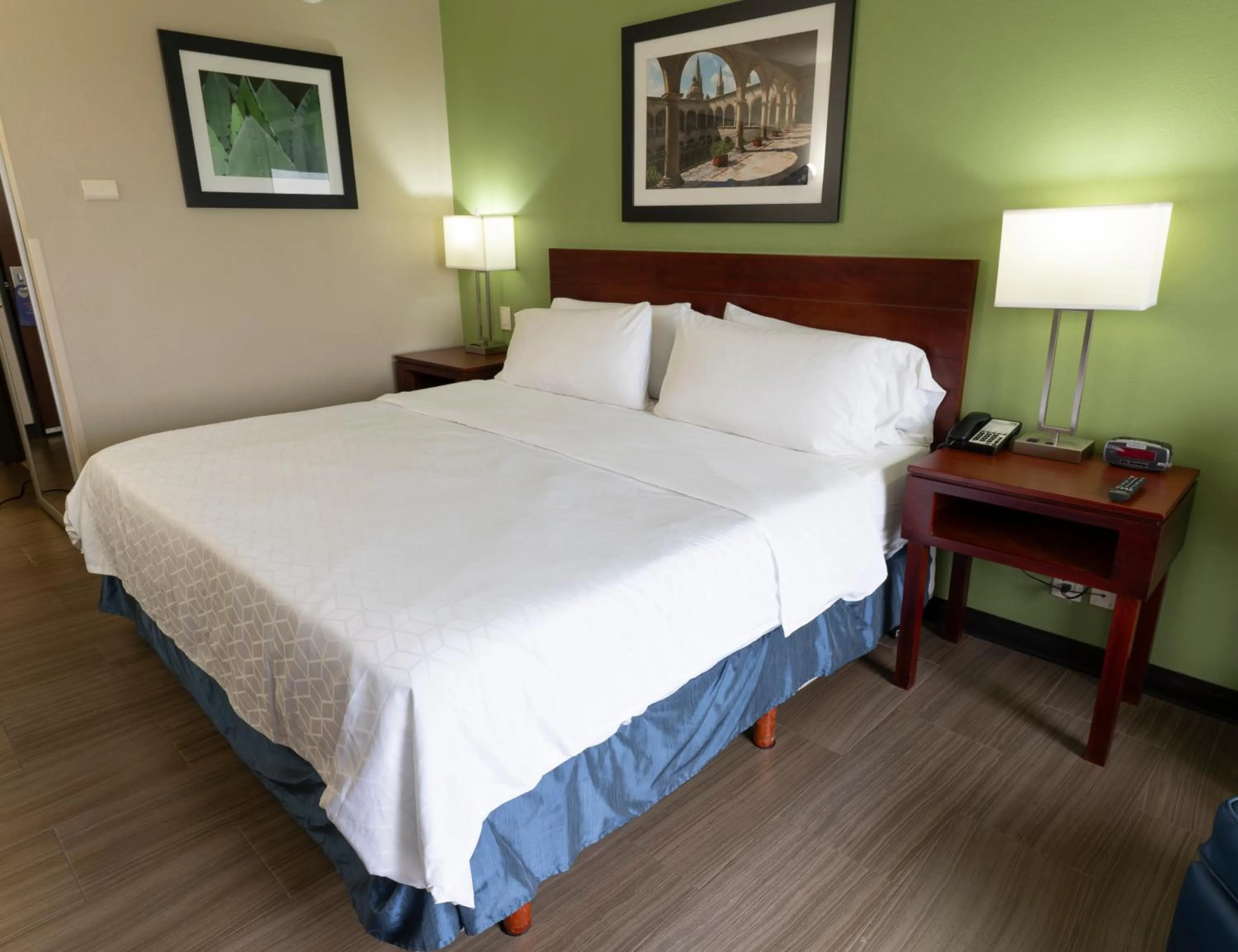 Bedroom, Bed in Holiday Inn Express Guadalajara Aeropuerto by IHG