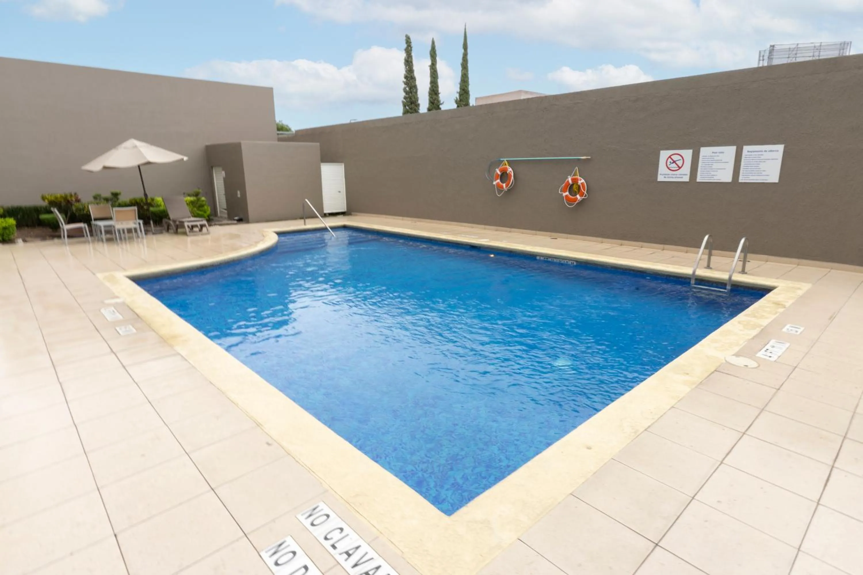 Property building in Holiday Inn Express Guadalajara Aeropuerto by IHG