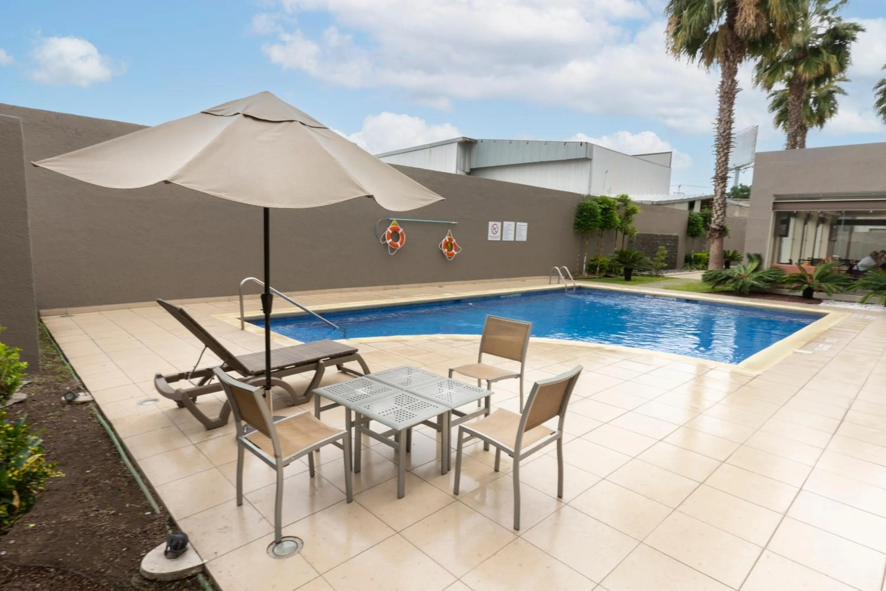 Swimming pool in Holiday Inn Express Guadalajara Aeropuerto by IHG