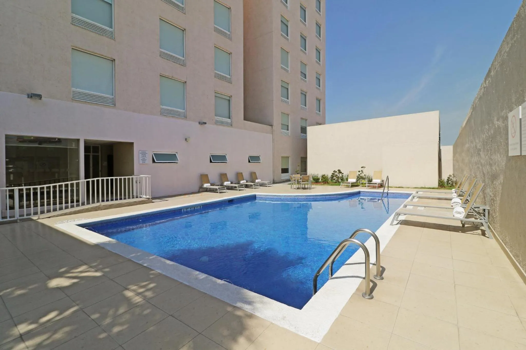 Swimming pool in Holiday Inn Express Guadalajara Aeropuerto by IHG