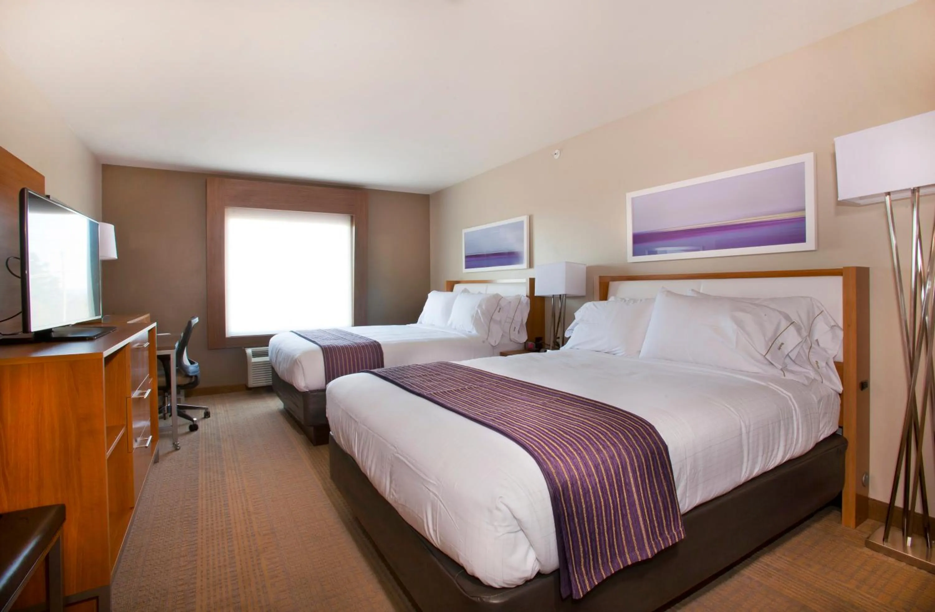 Photo of the whole room, Bed in Holiday Inn Express Hotel & Suites Hot Springs by IHG
