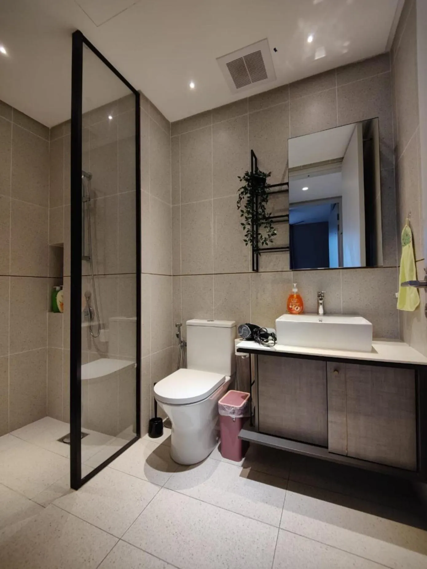 Shower in Millerz Square Old Klang Road