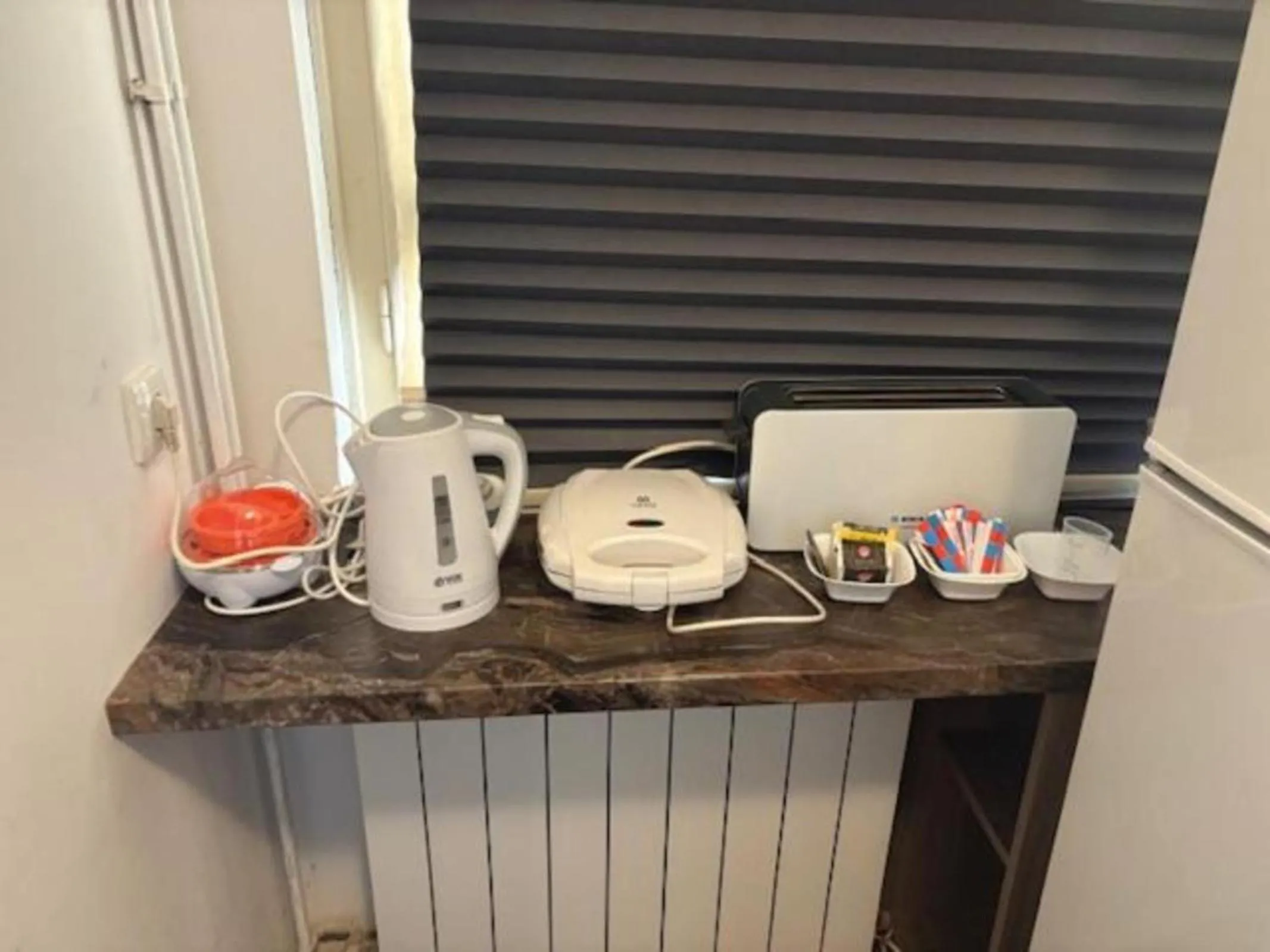 toaster in Apartments Sat