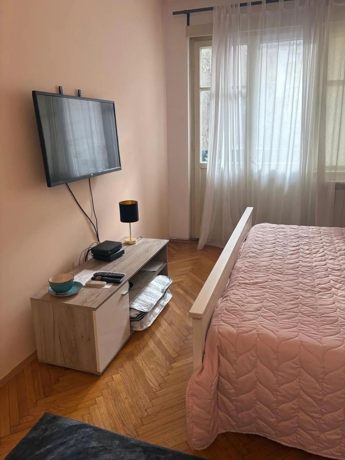 Communal lounge/ TV room, Bed in Apartments Sat