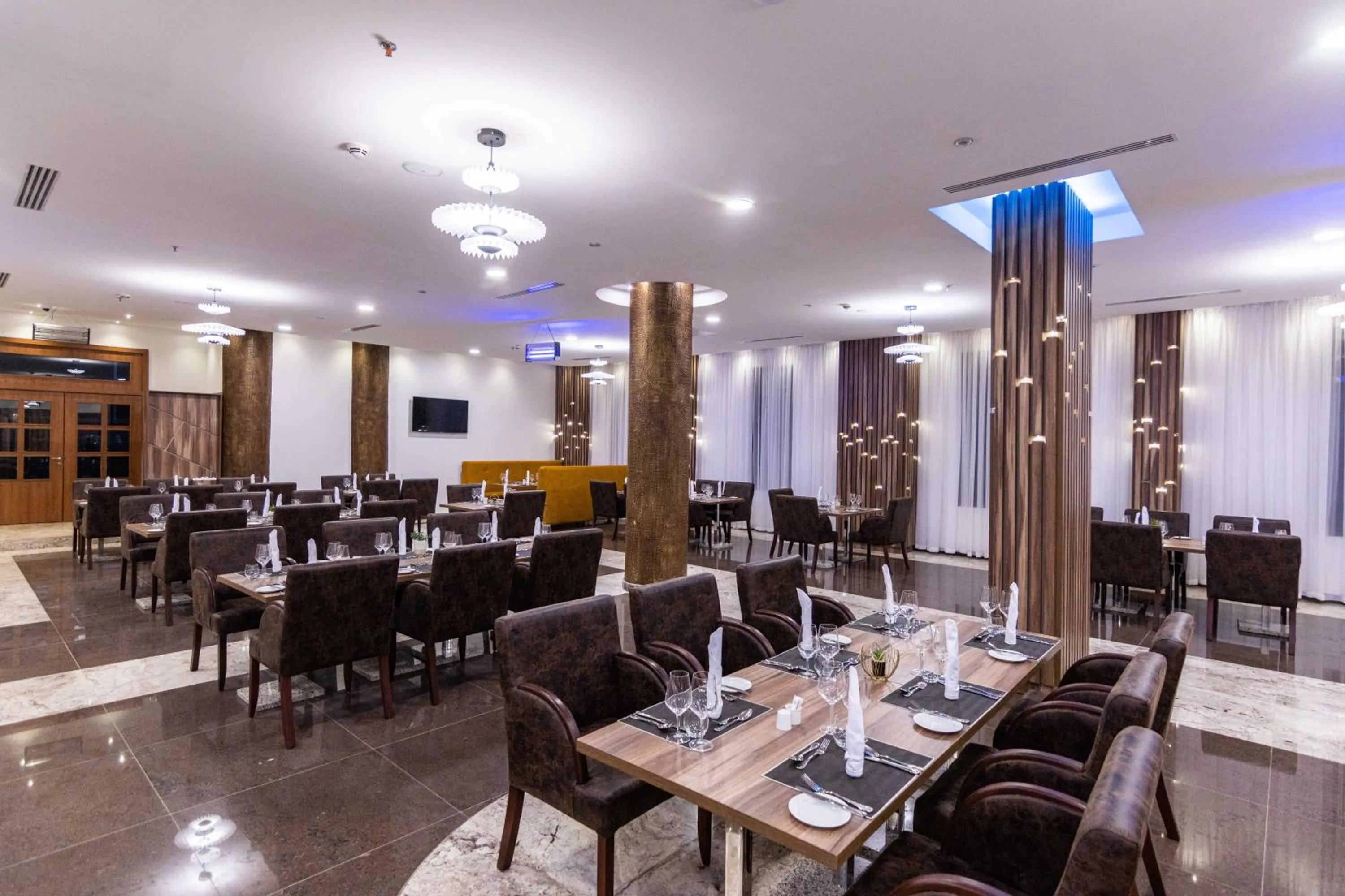 Restaurant/places to eat in BON Hotel Octagon