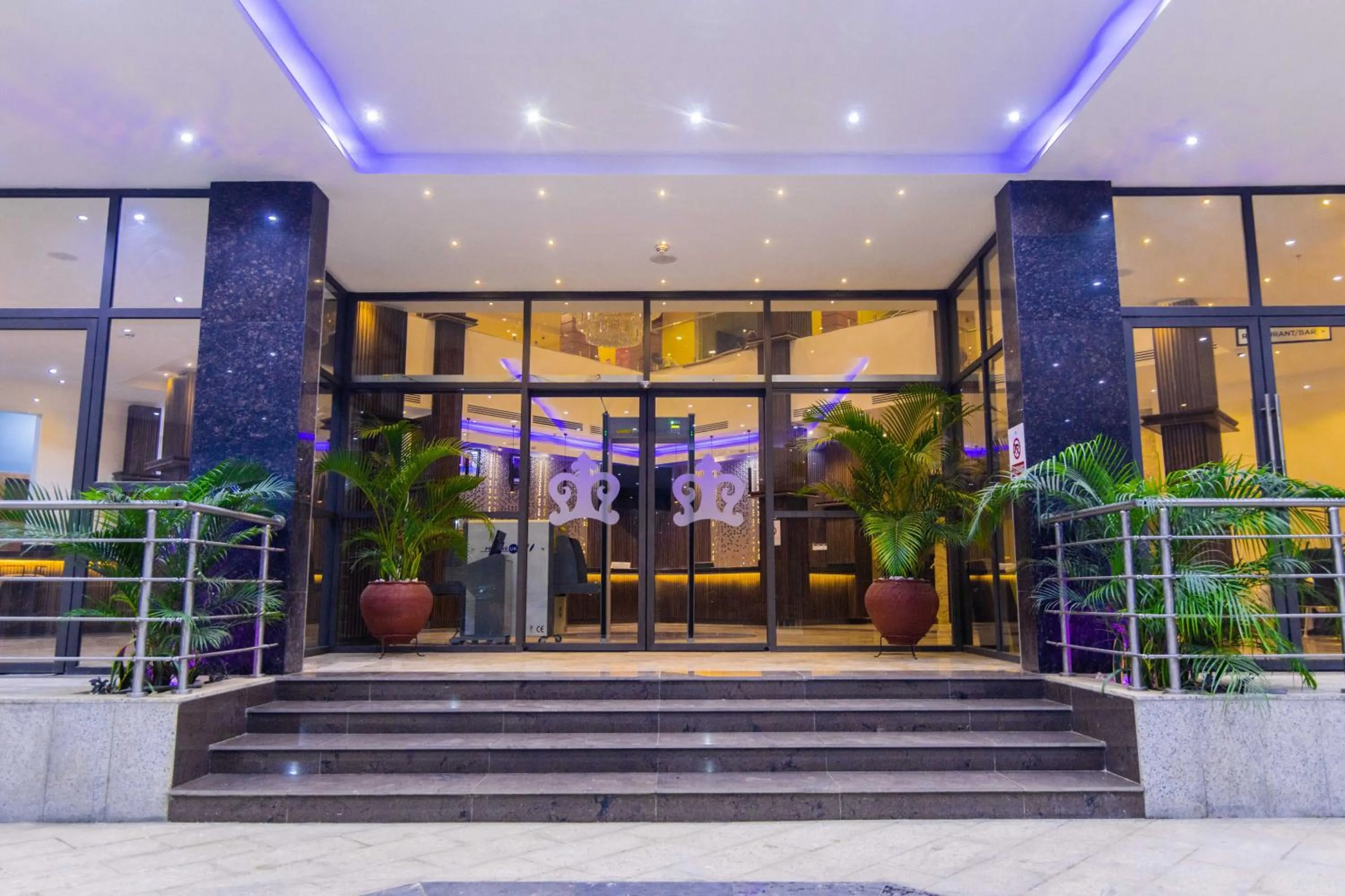 Facade/entrance in BON Hotel Octagon