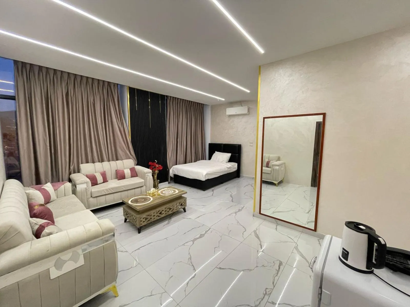 Living room, Bed in Jerash Hotel