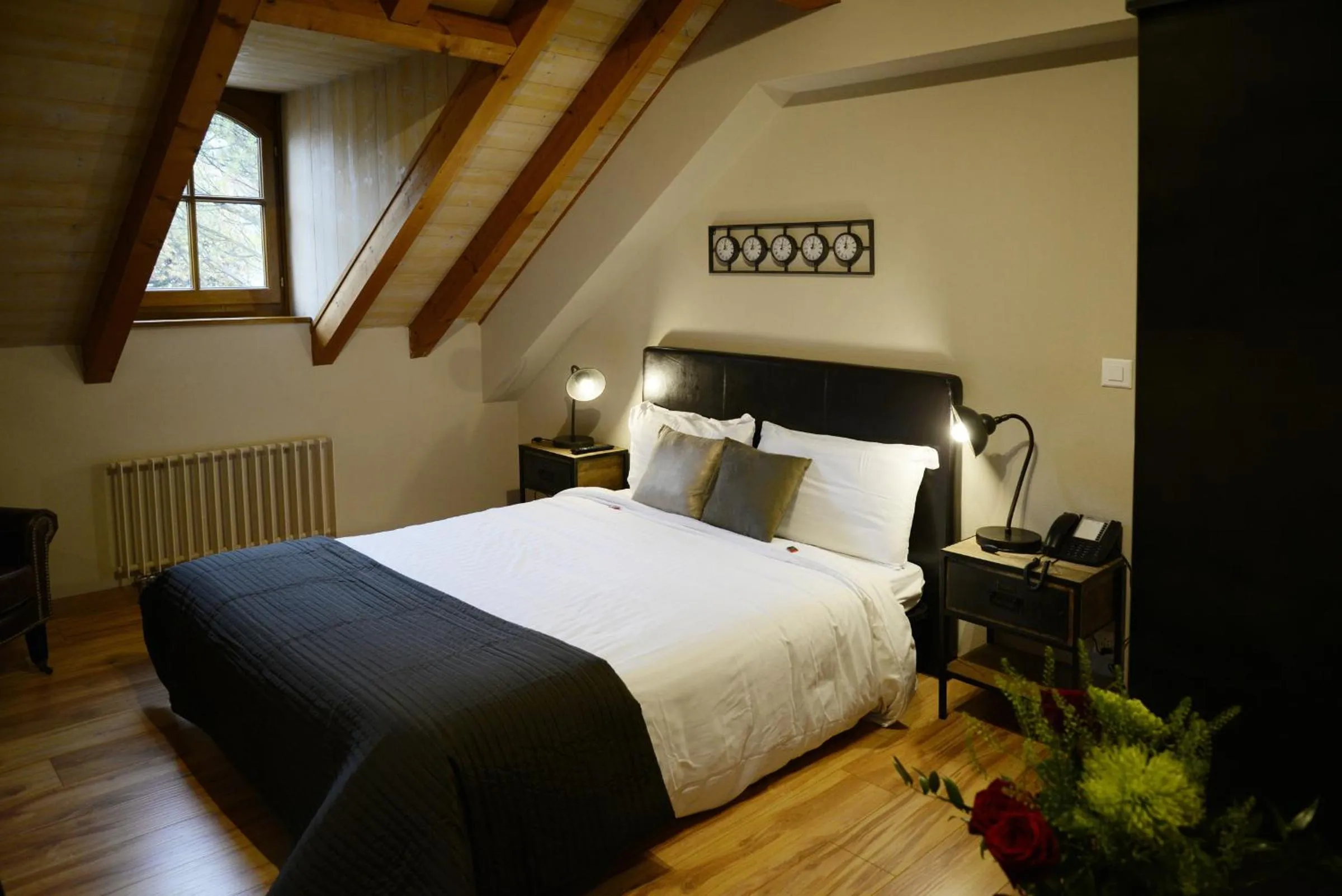 Bed in Auberge Communale de Carouge
