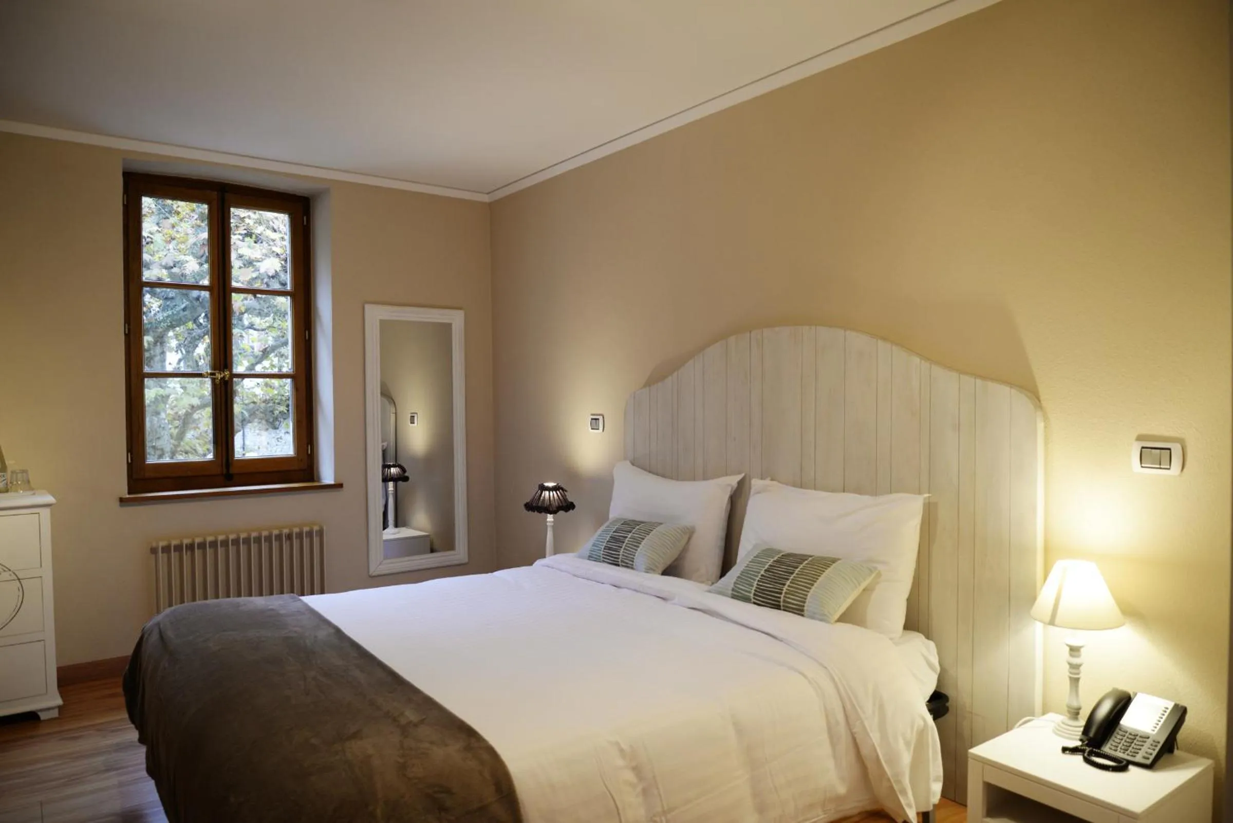 Bed in Auberge Communale de Carouge
