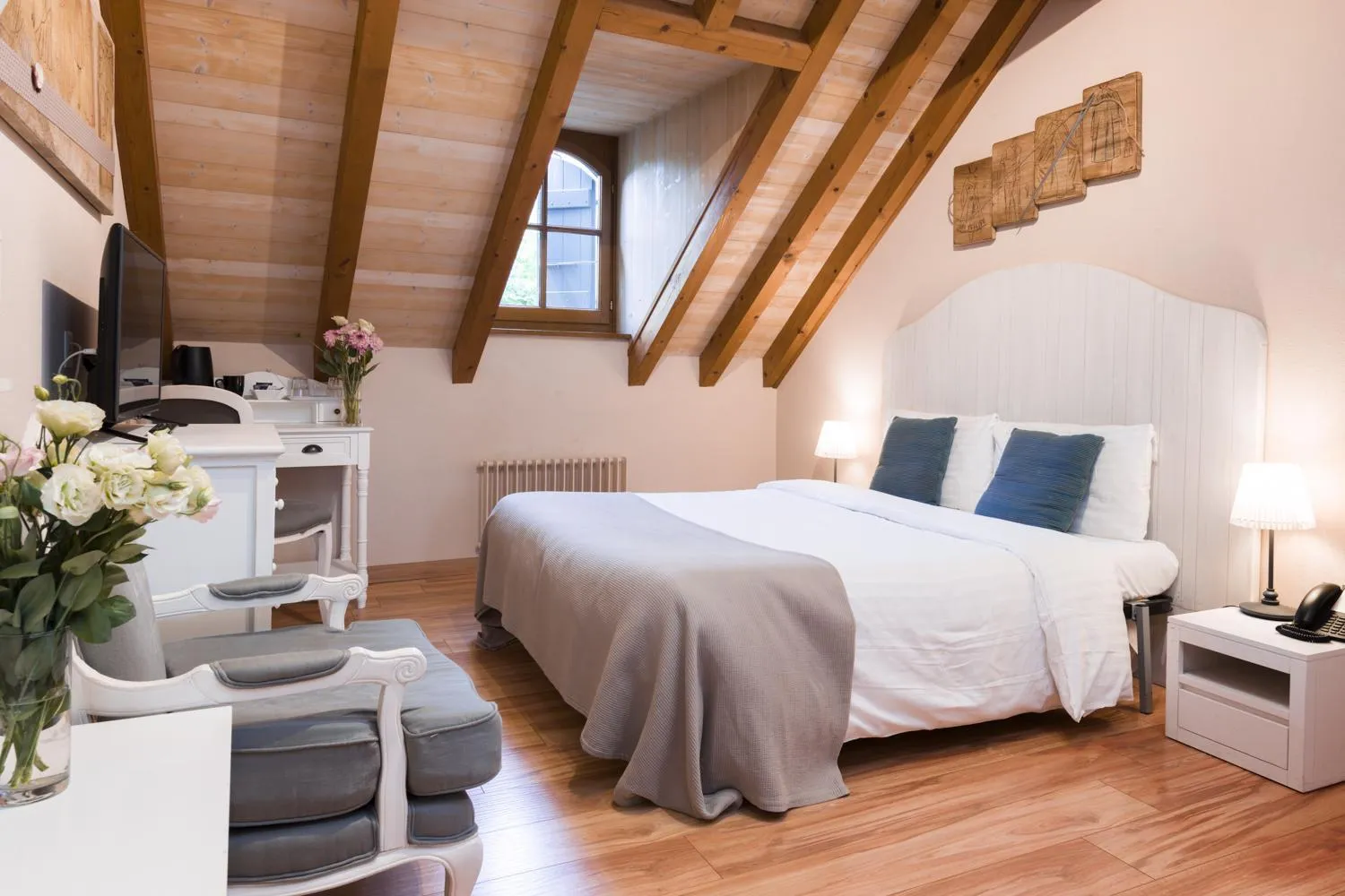 Photo of the whole room, Bed in Auberge Communale de Carouge