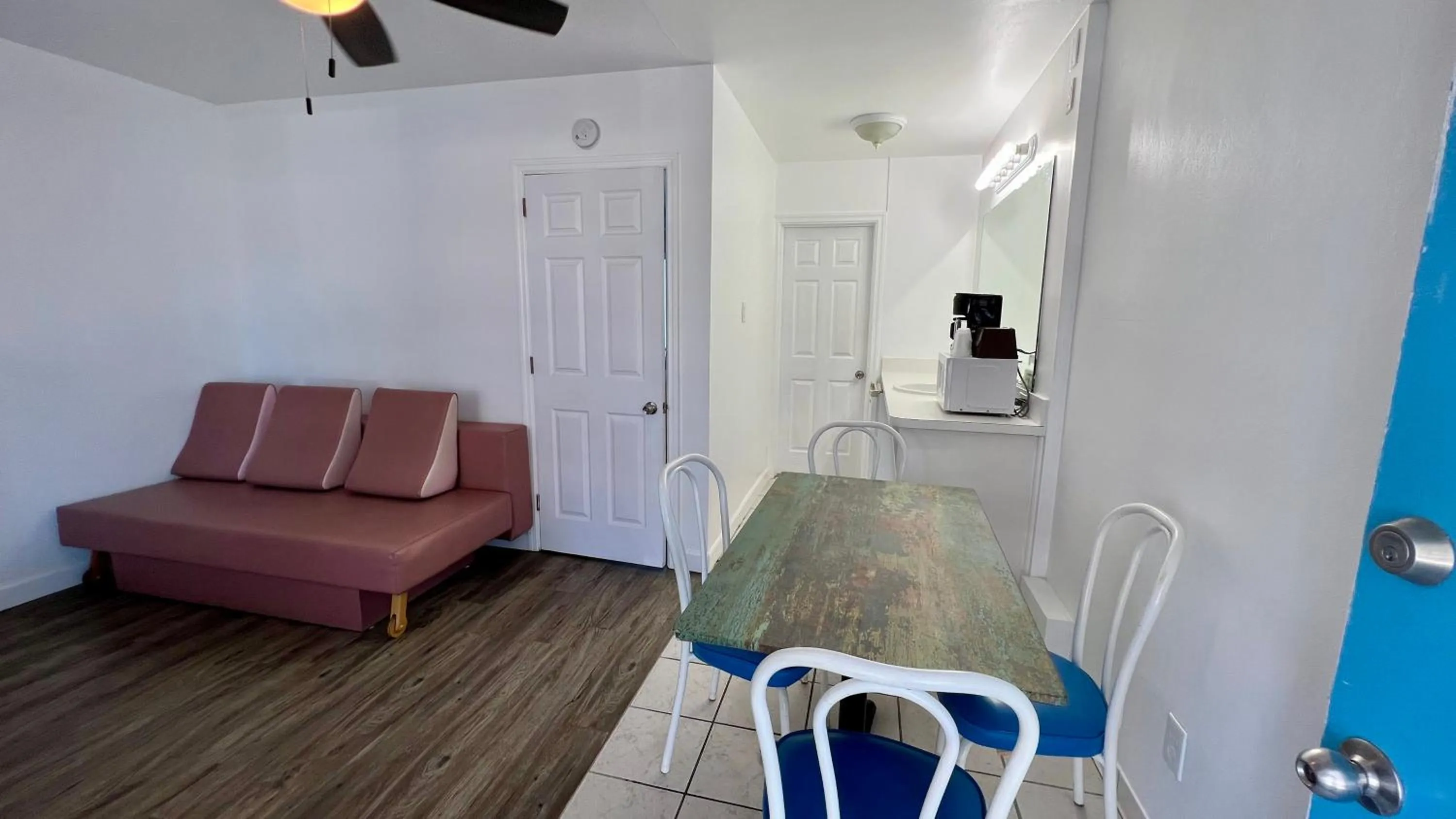 Living room in Riviera Resort & Suites