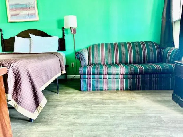 Seating area, Bed in Travelers Inn Olney
