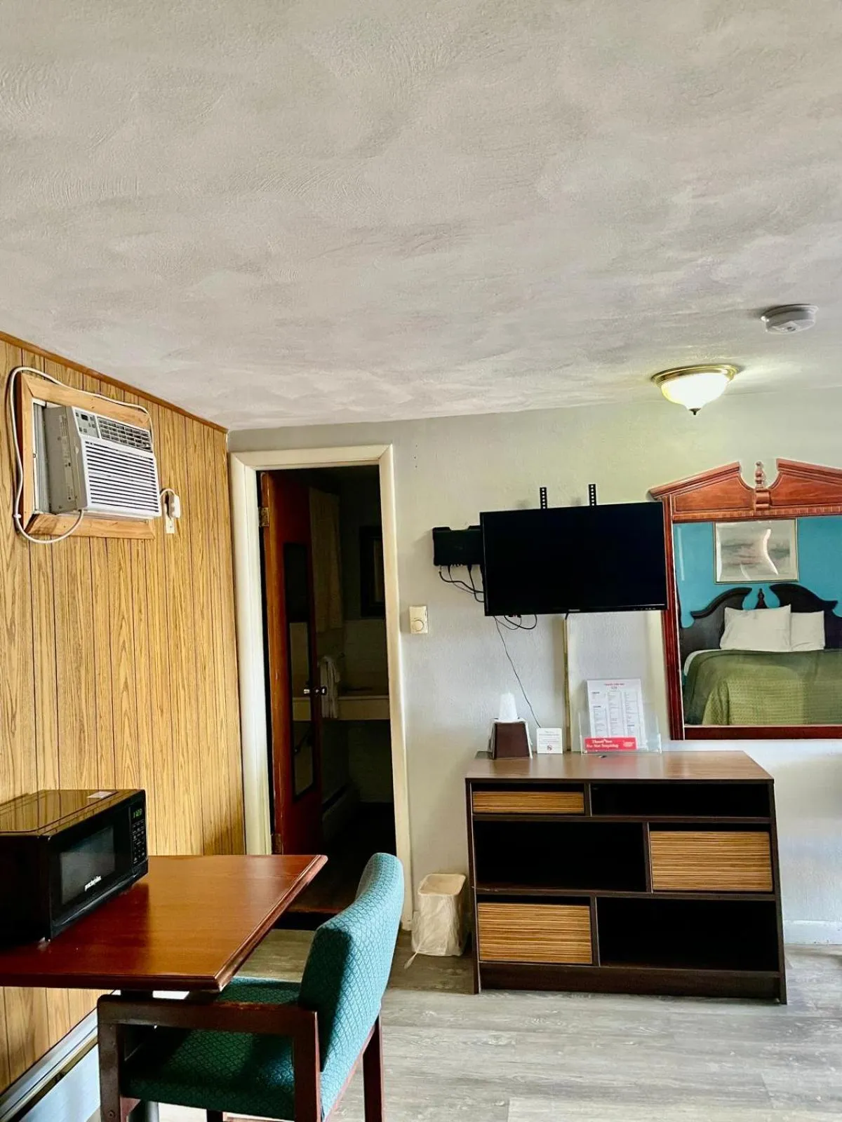 TV and multimedia in Travelers Inn Olney