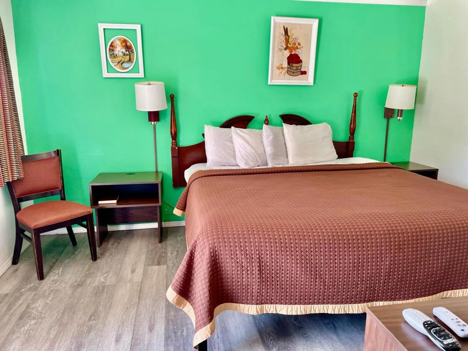 Bed in Travelers Inn Olney