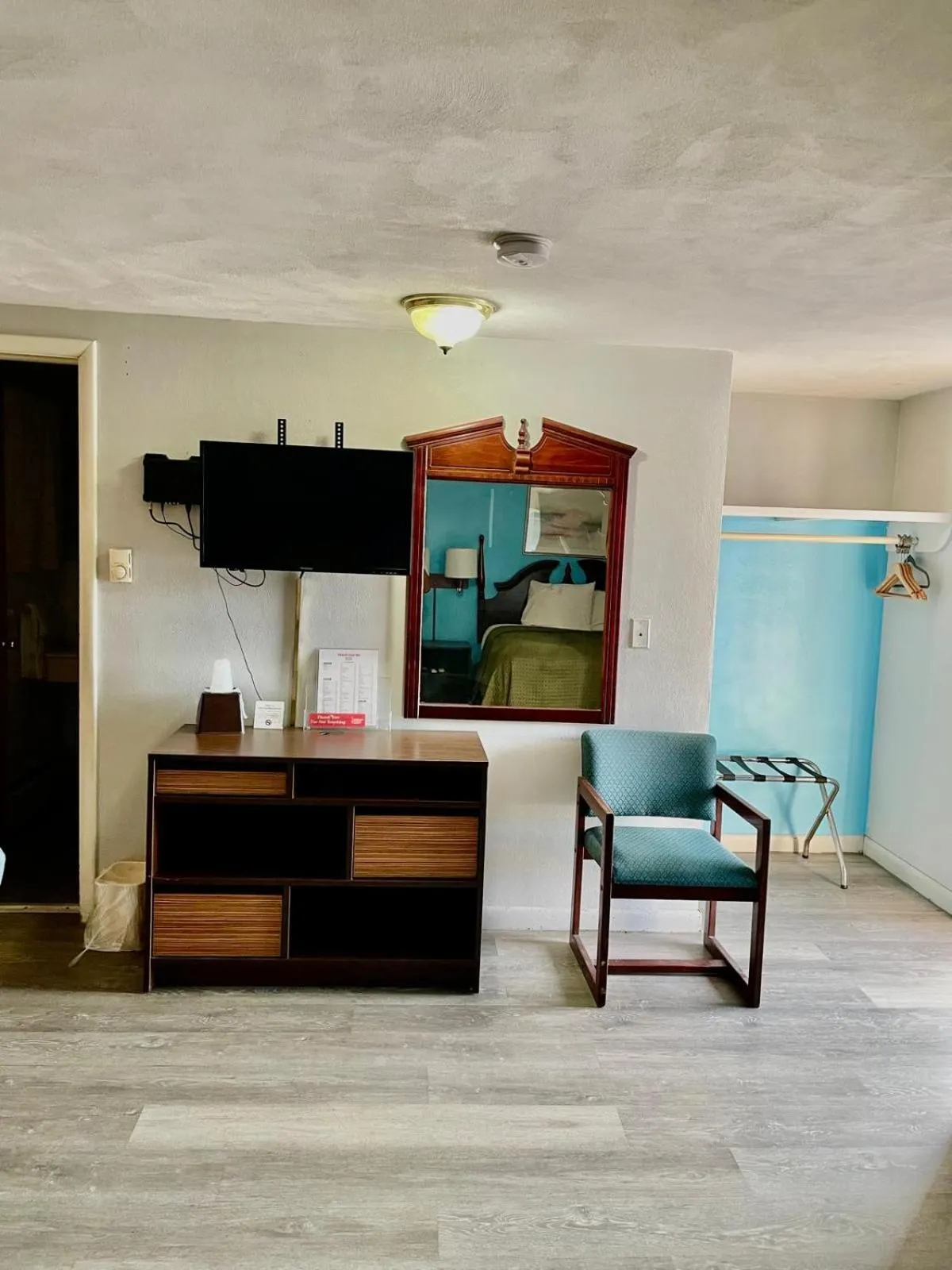 TV and multimedia in Travelers Inn Olney