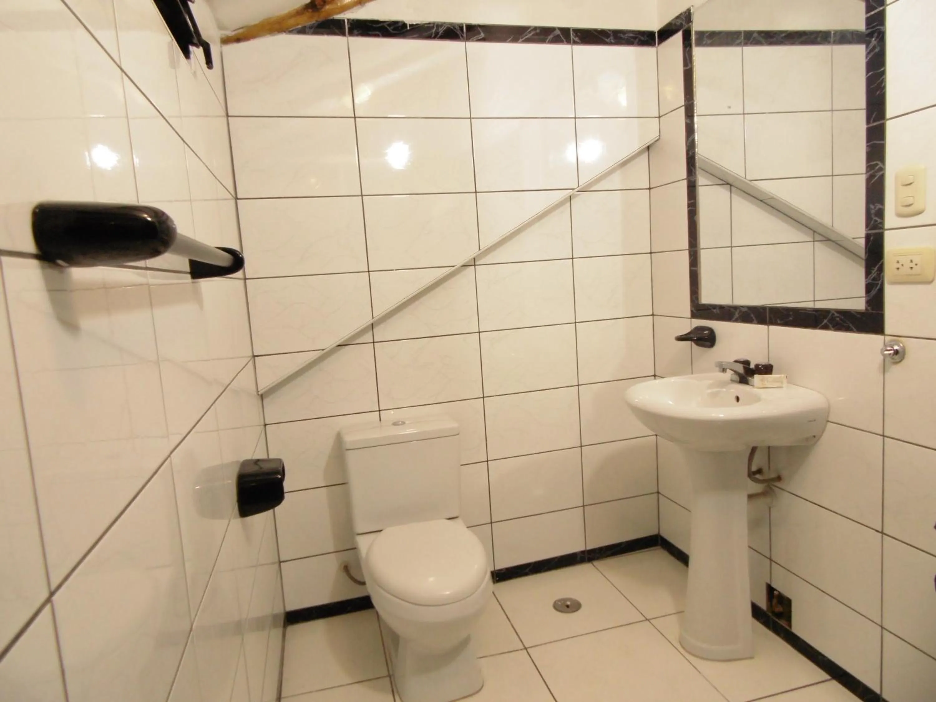 Shower in Hotel Montecristo Cusco