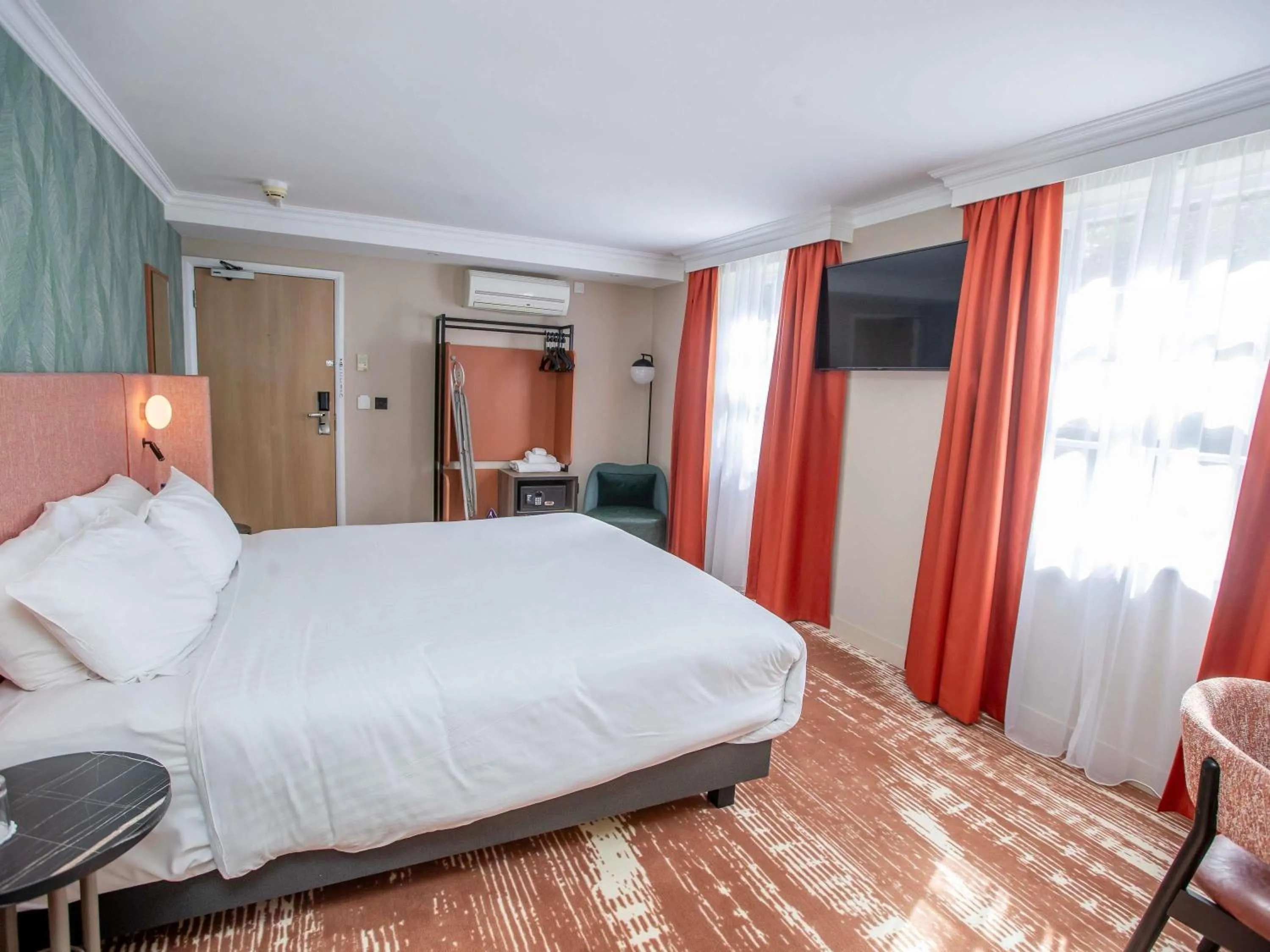 Bedroom, Bed in Mercure Thurrock Stifford Hall