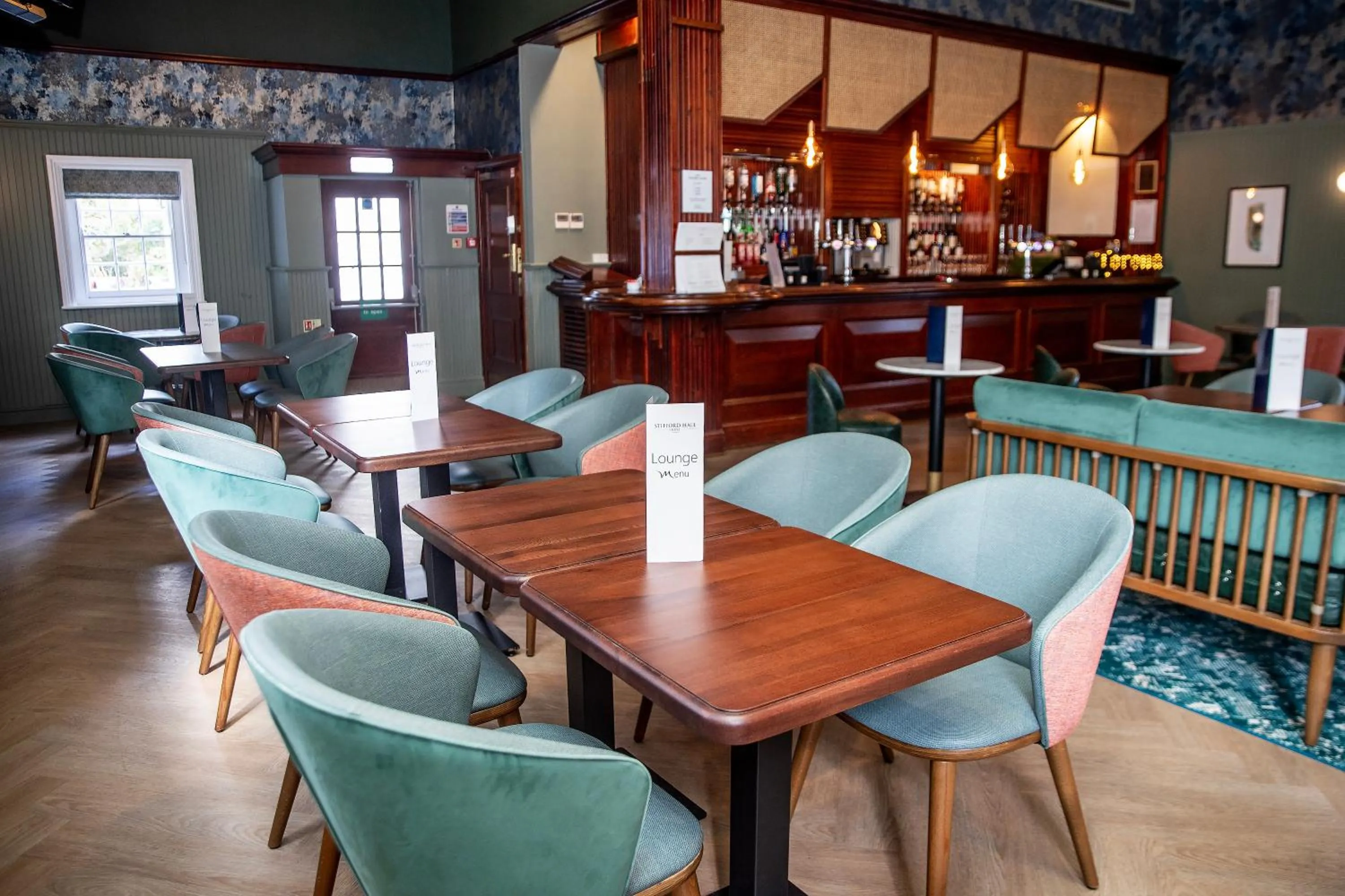 Lounge or bar in Mercure Thurrock Stifford Hall