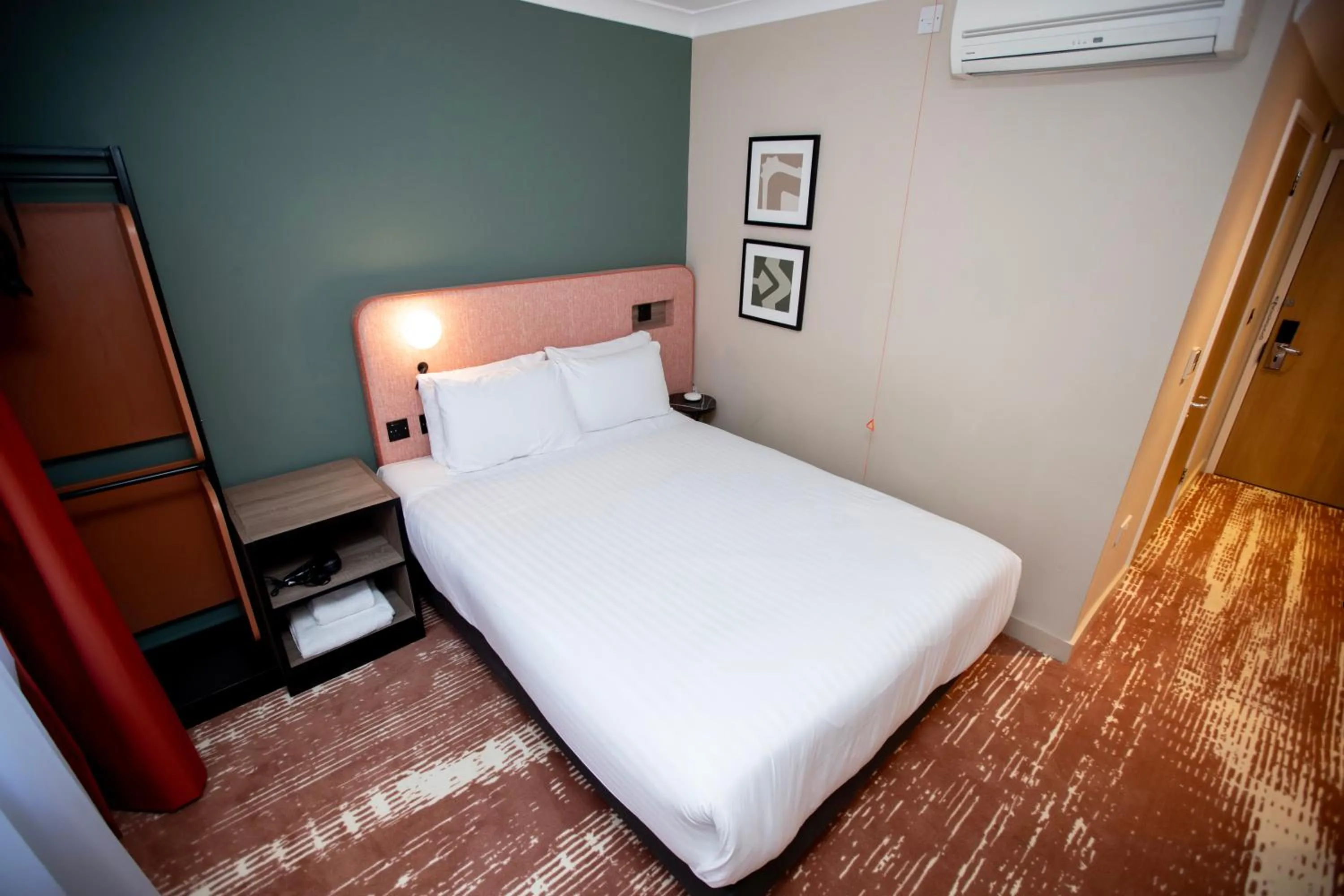 Bed in Mercure Thurrock Stifford Hall