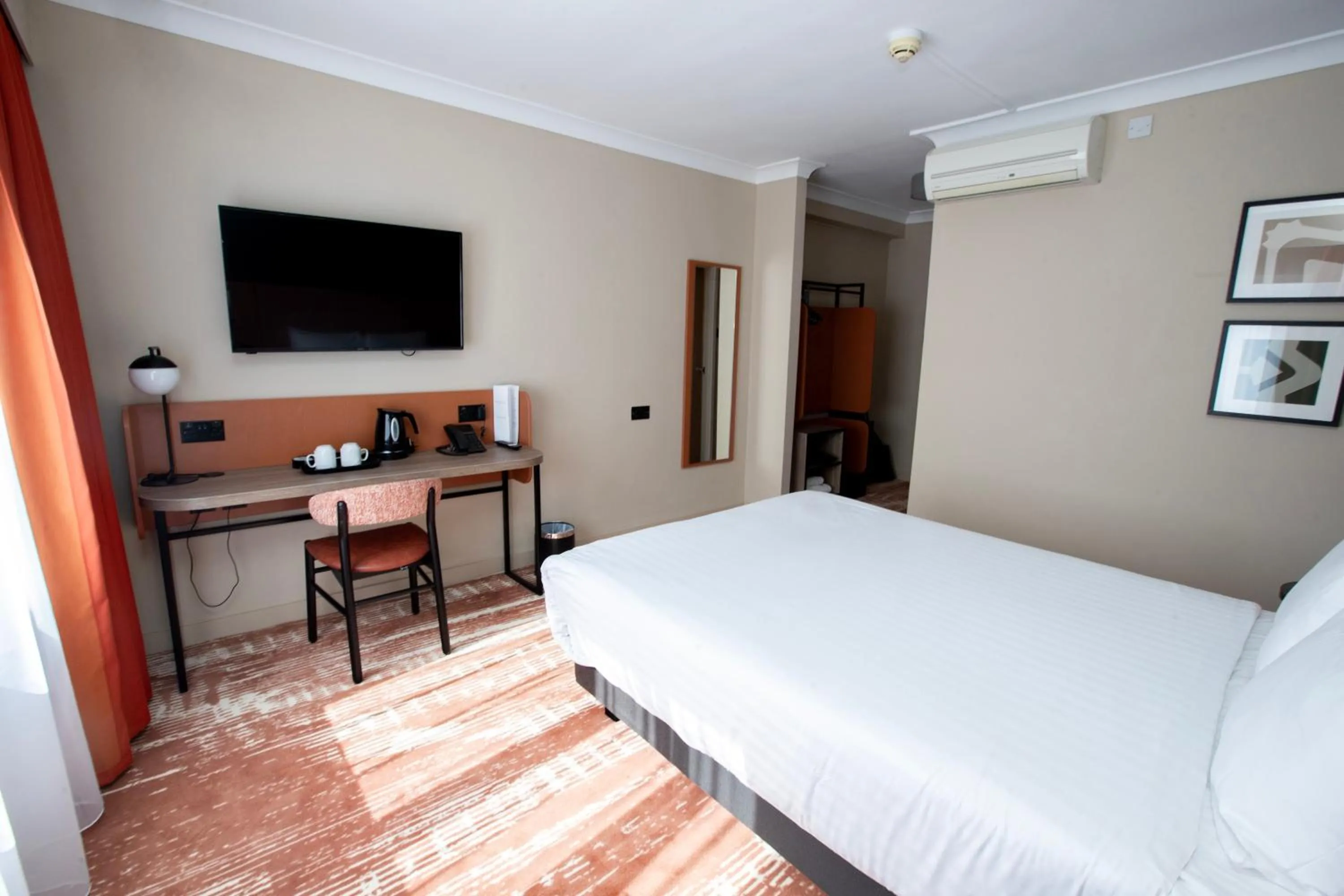 Bed in Mercure Thurrock Stifford Hall