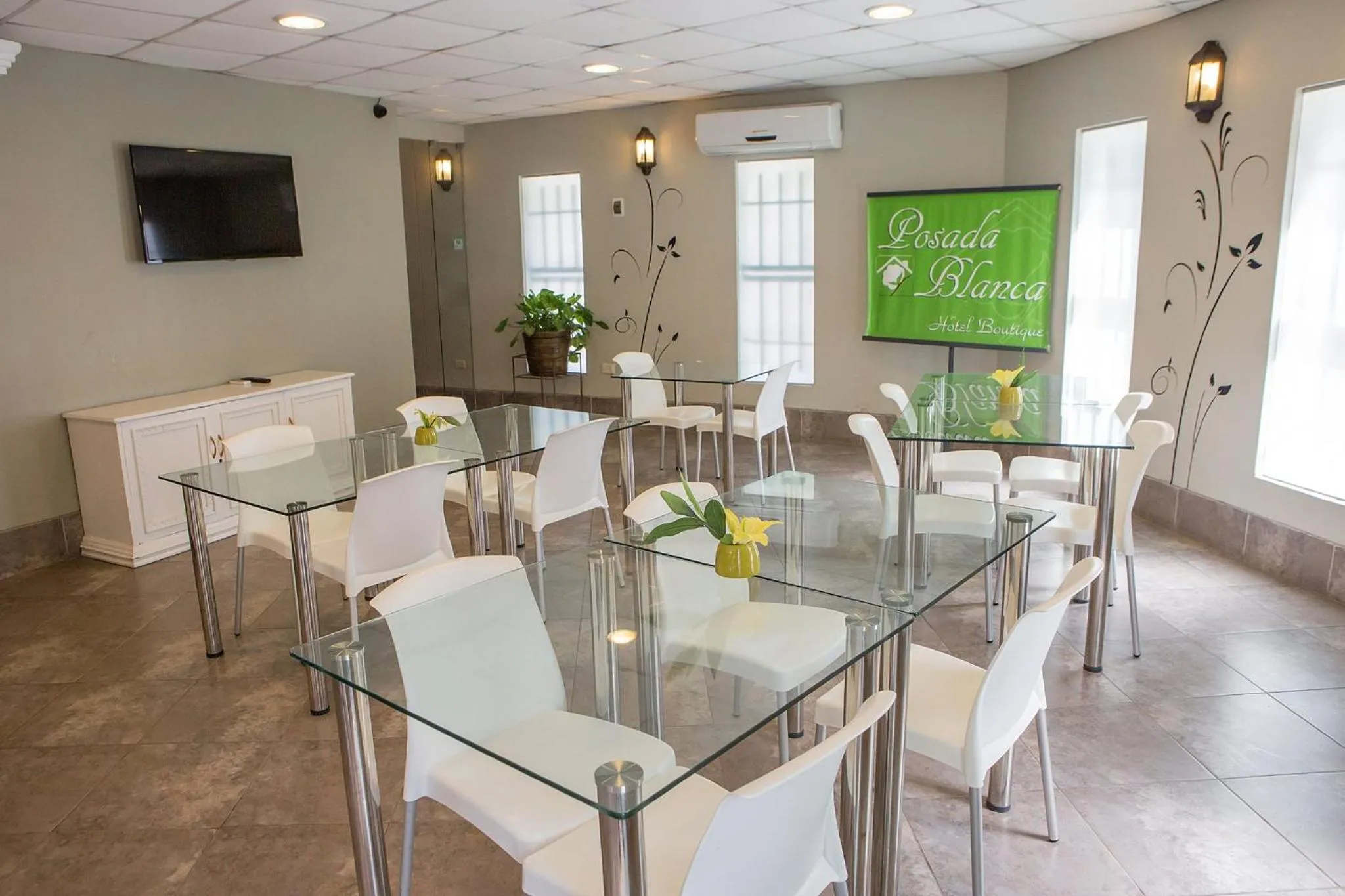 Communal lounge/ TV room in Posada Blanca Hotel Boutique